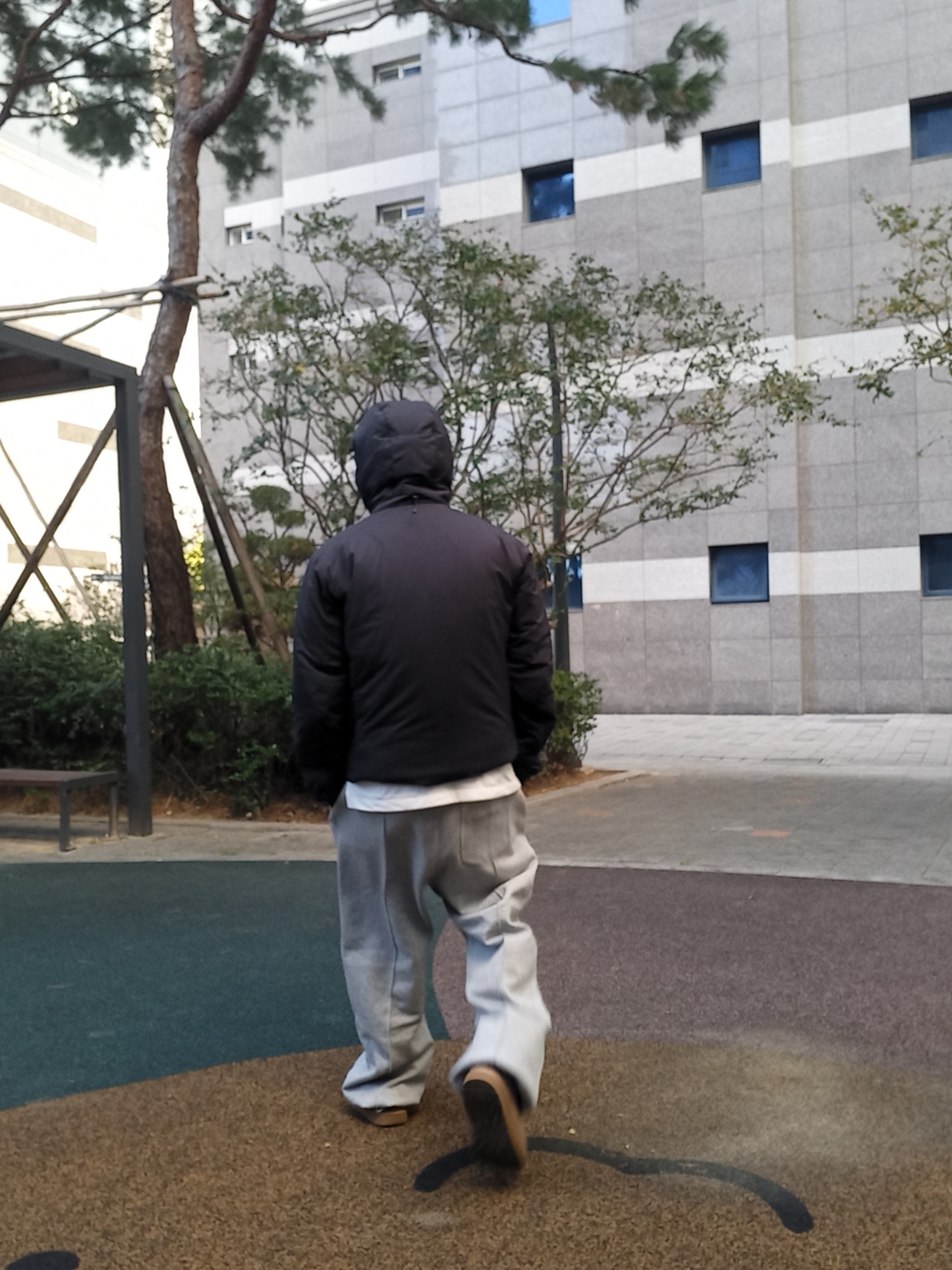 Arc'teryx Atom Heavyweight Hoody Black, UGG Tasman Slipper Chestnut 착용 스타일 - 4