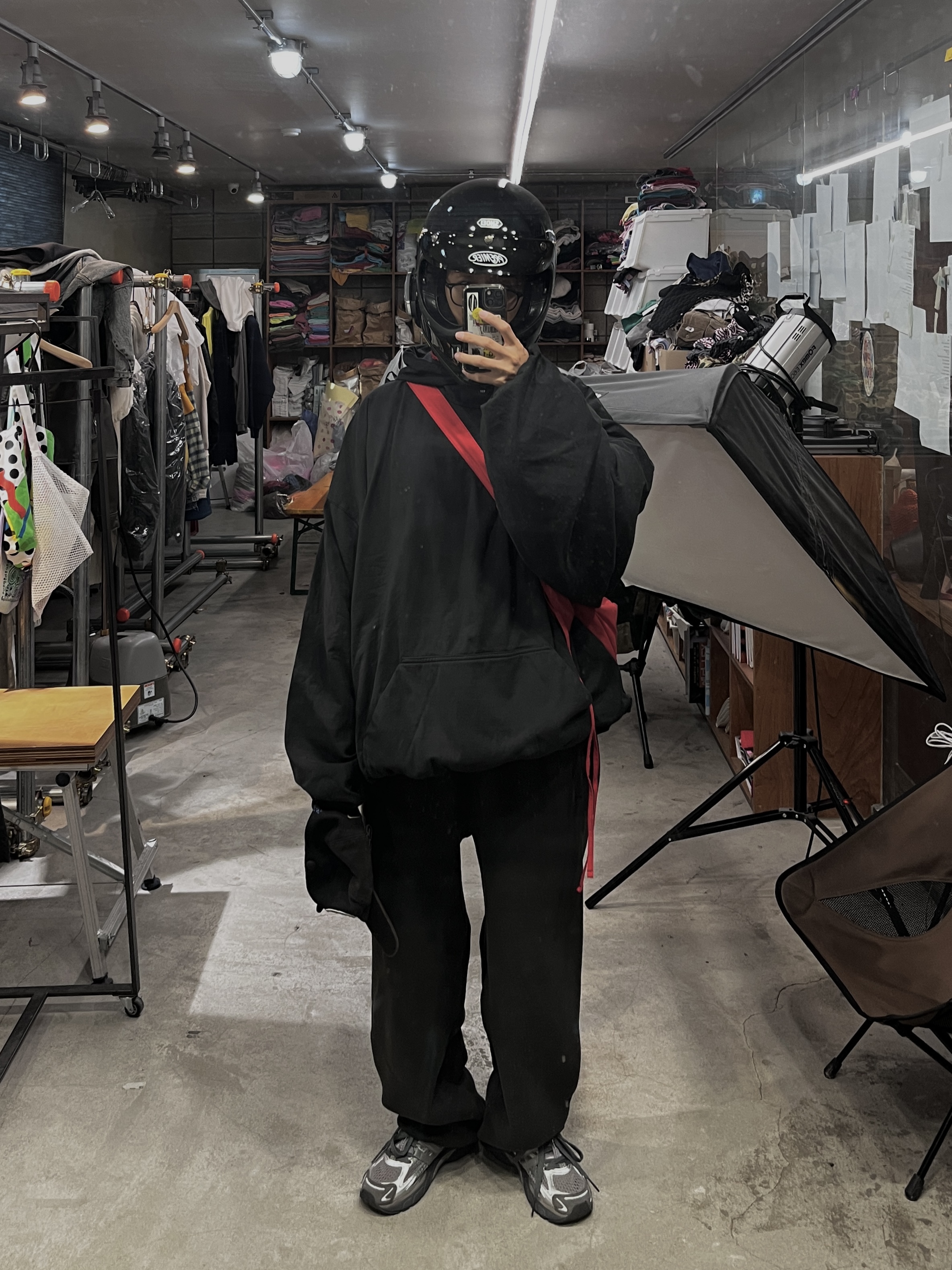 Yeezy Gap Engineered By Balenciaga Padded Hoodie Black, Stussy 80 Fleece Pants Washed Black 착용 스타일 - 1