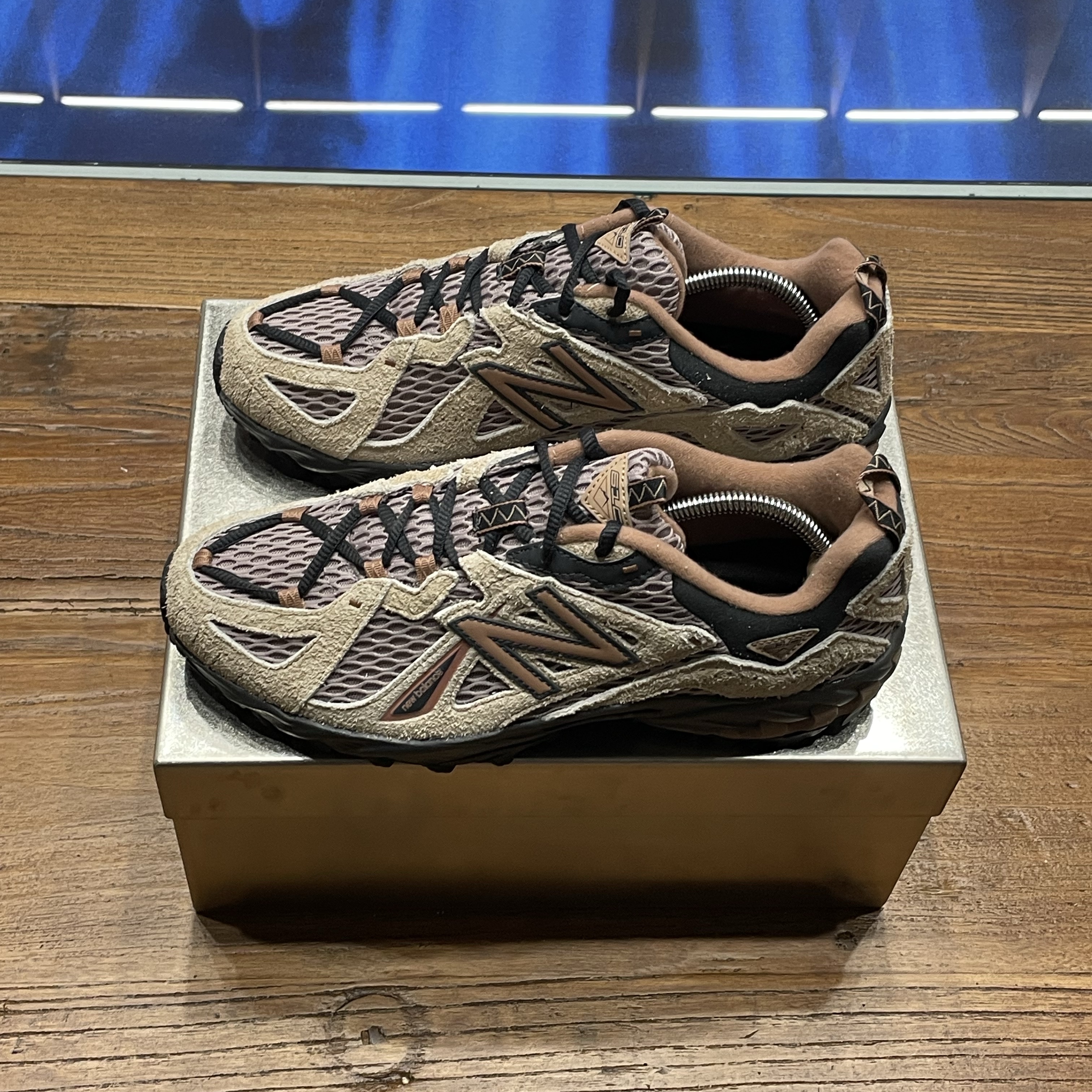 New Balance ML610 Flat Taupe Ice Wine 착용 스타일
