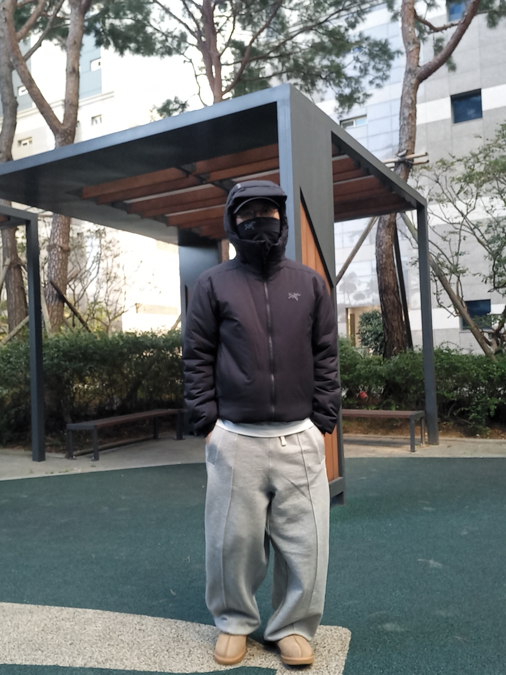 Arc'teryx Atom Heavyweight Hoody Black, UGG Tasman Slipper Chestnut 착용 스타일 - 3