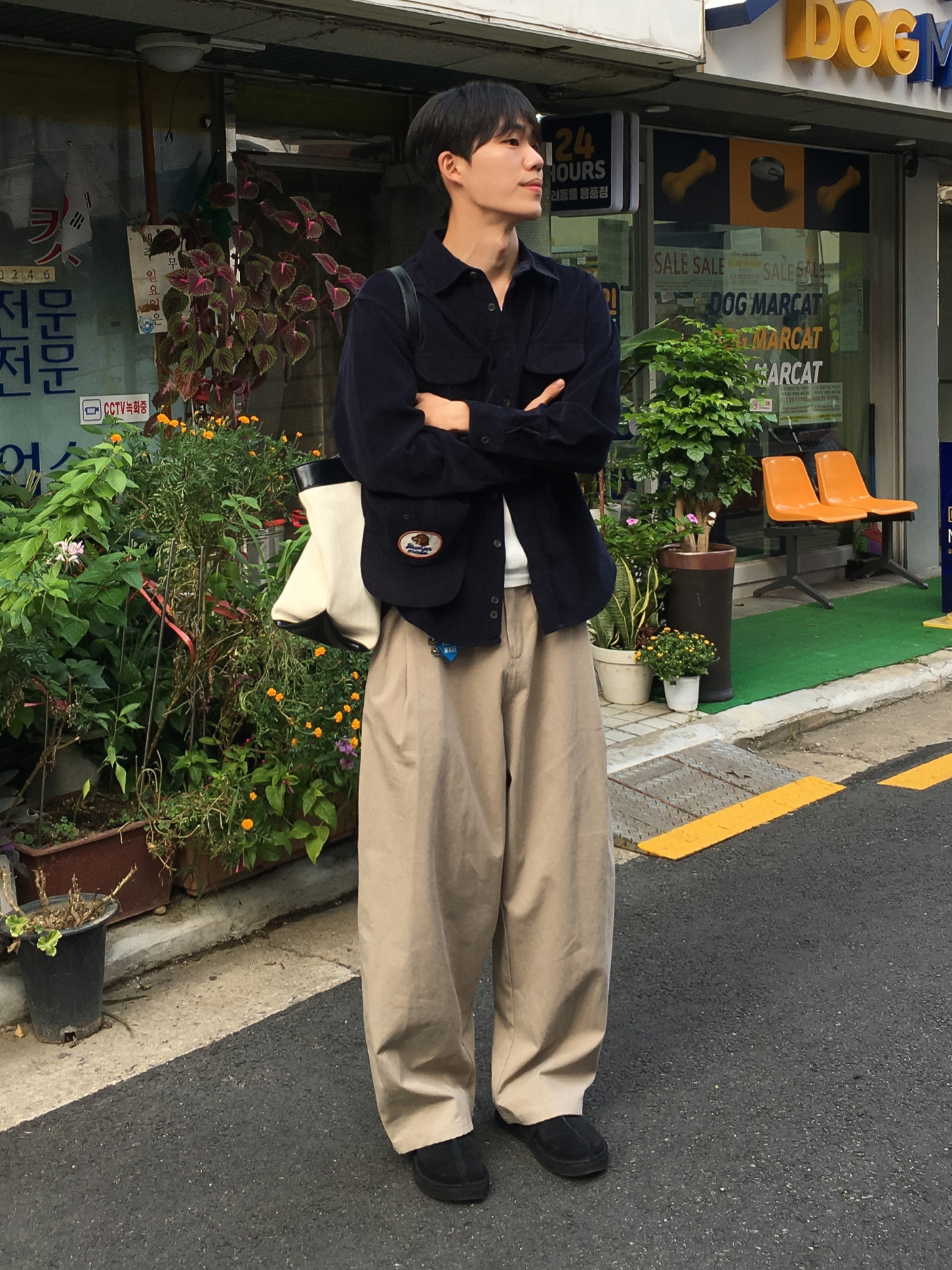 Clarks Wallabee Black Suede, Human Made 6 Panel Corduroy Cap Navy 착용 스타일