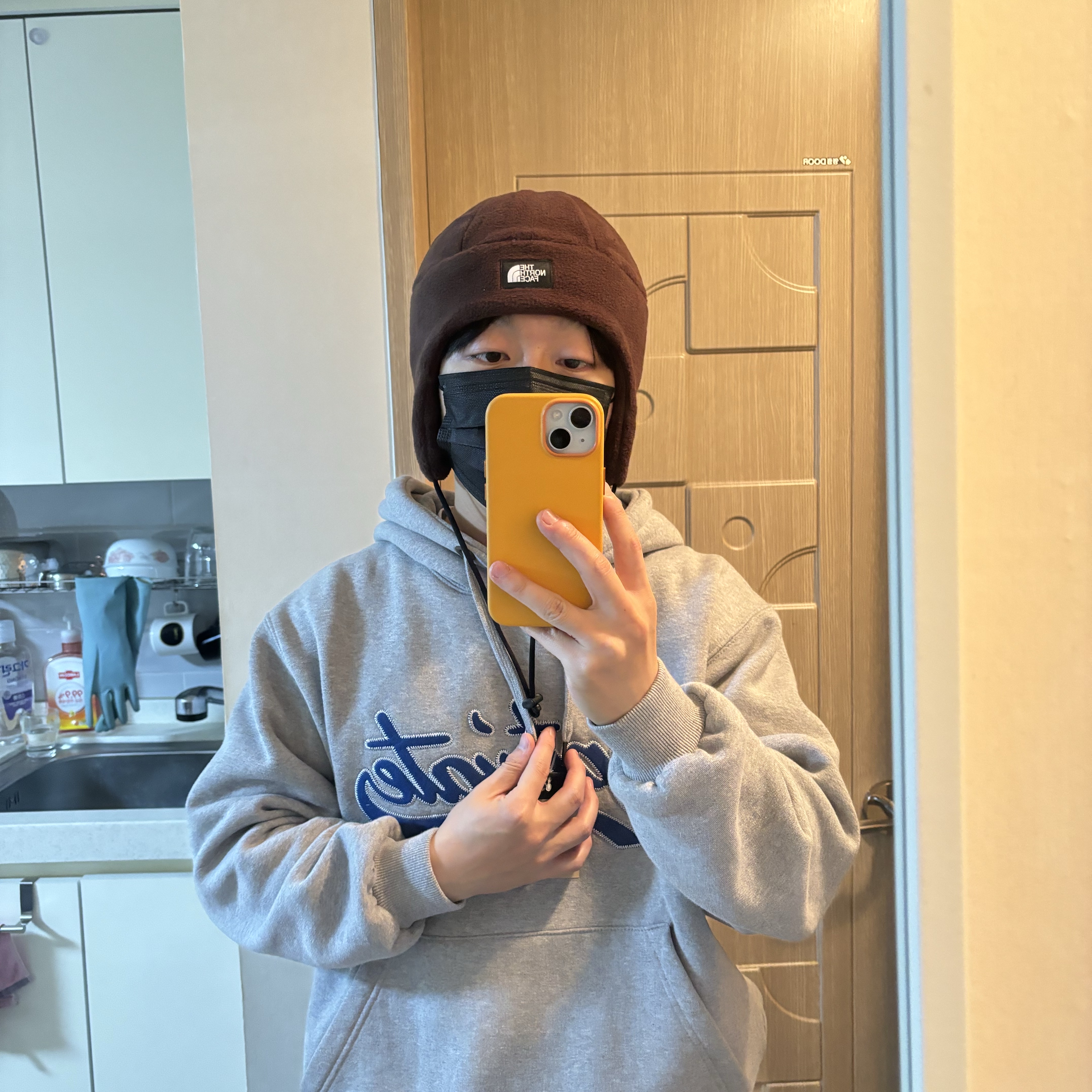 The North Face Fleece Earmuff Beanie Cocoa Brown 착용 스타일 - 3