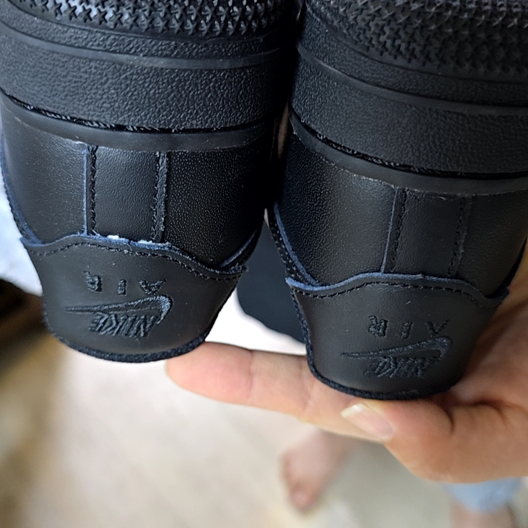 (W) Nike Air Force 1 '07 Low Triple Black 착용 스타일 - 1