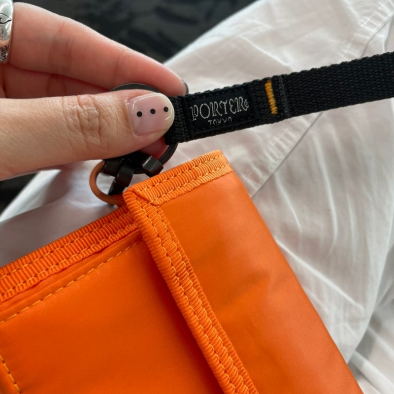 Porter Capsule Wallet Orange 착용 스타일 - 3