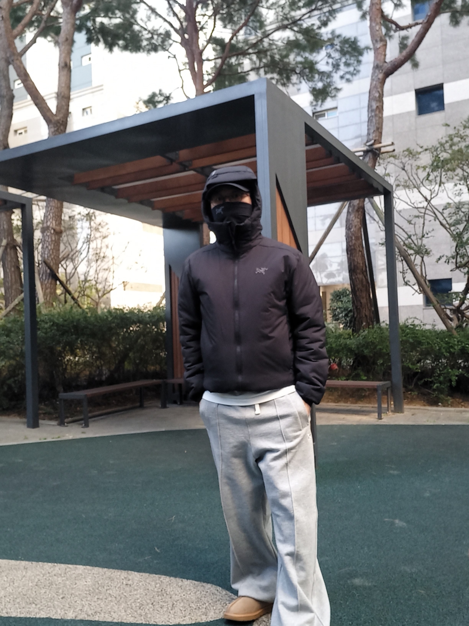 Arc'teryx Atom Heavyweight Hoody Black, UGG Tasman Slipper Chestnut 착용 스타일 - 10