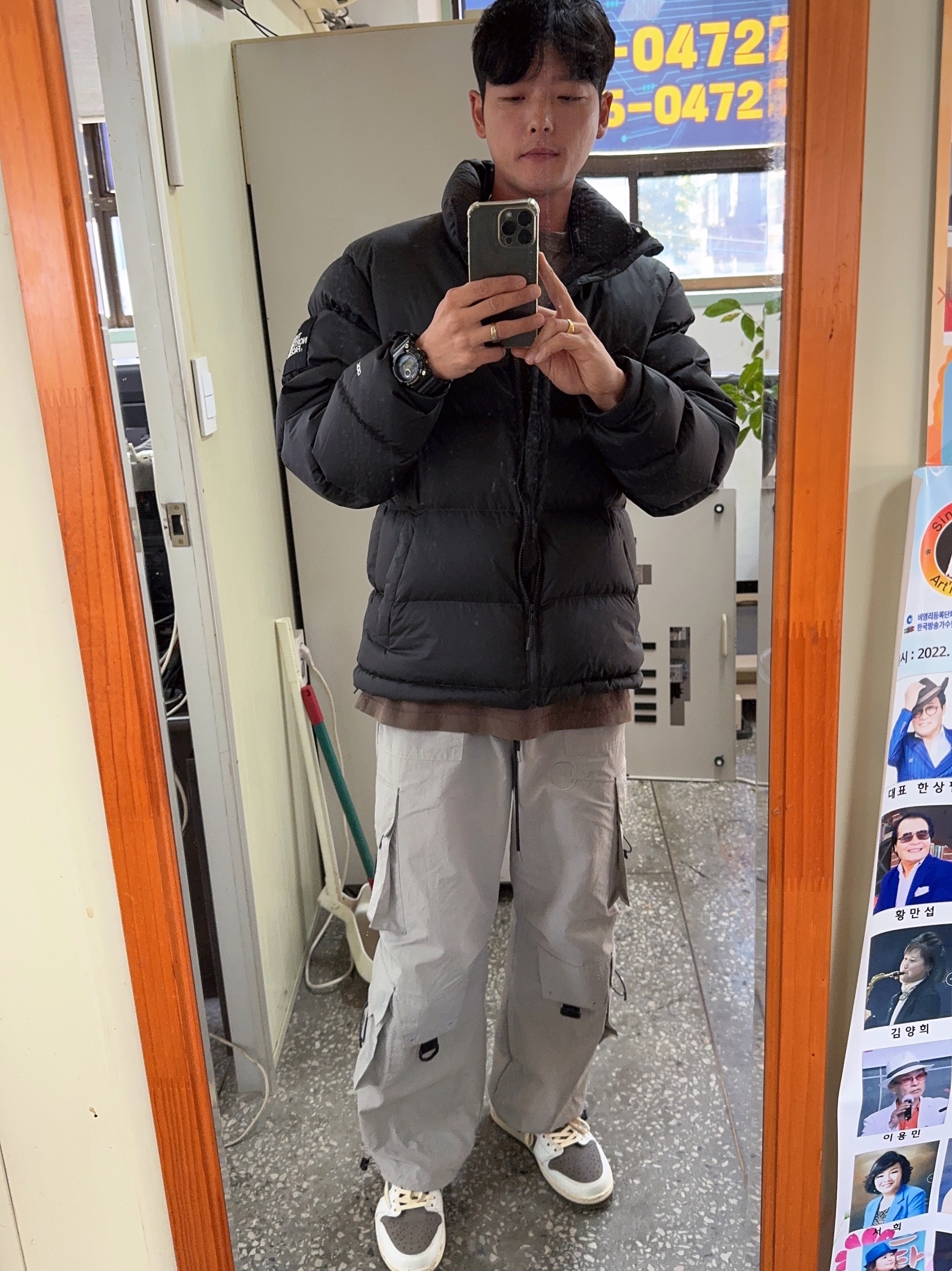 The North Face 1992 Nuptse Jacket Charcoal, Jordan x Travis Scott T-Shirts Palomino (DZ5510-274) 착용 스타일 - 1