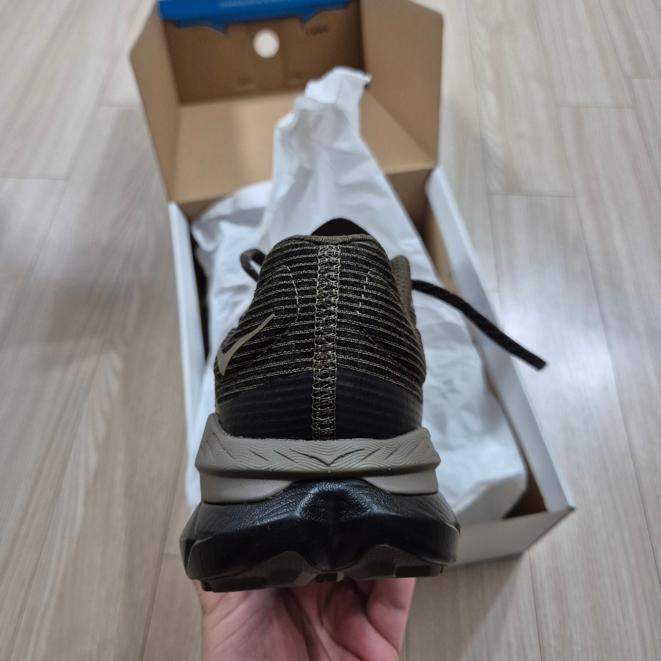 Hoka Tecton X 2 TS Deep Umber Black 착용 스타일 - 2