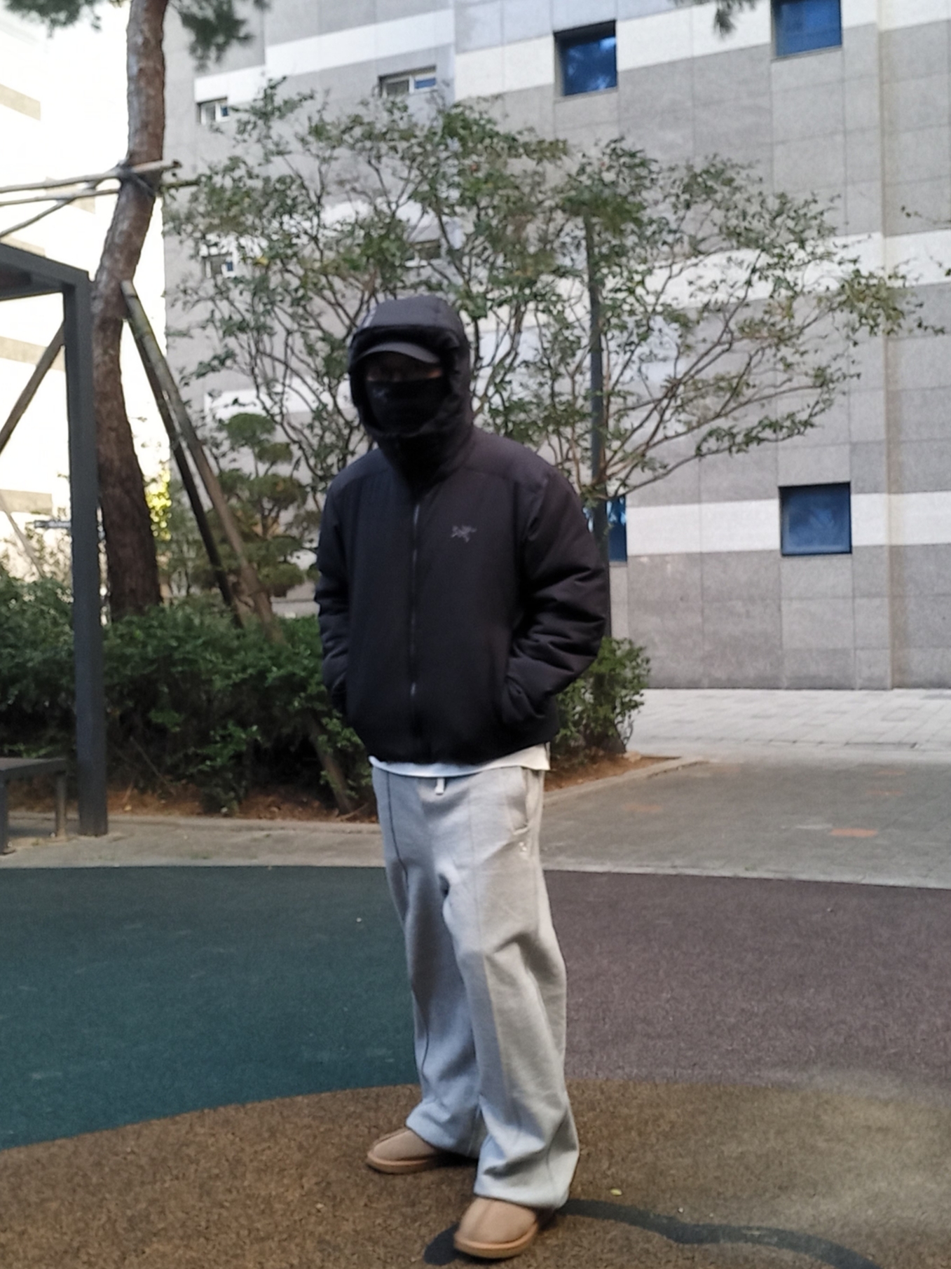 Arc'teryx Atom Heavyweight Hoody Black, UGG Tasman Slipper Chestnut 착용 스타일 - 2