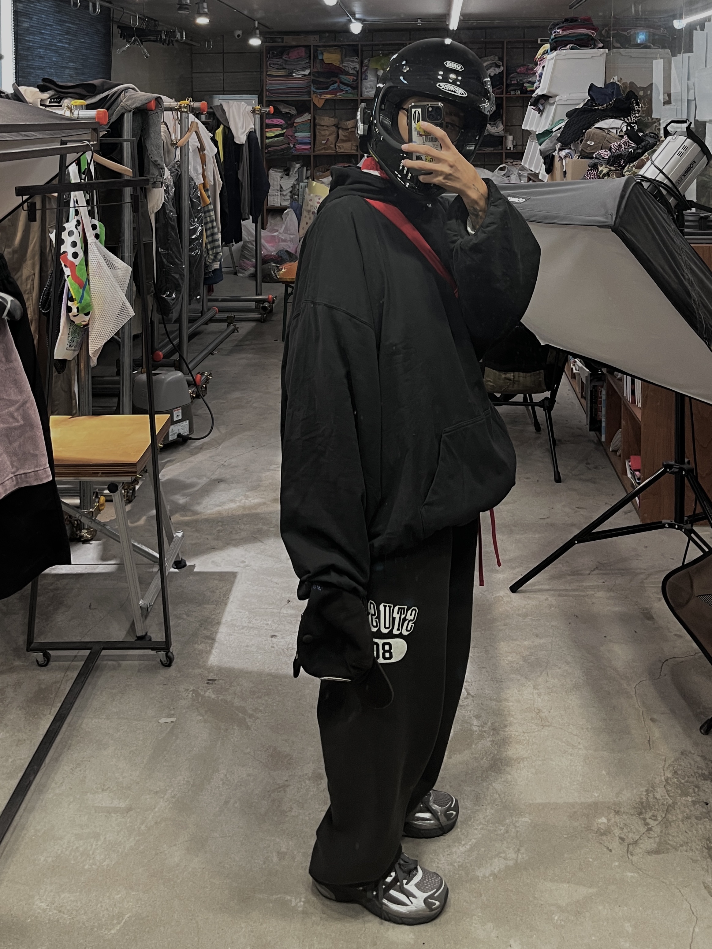 Yeezy Gap Engineered By Balenciaga Padded Hoodie Black, Stussy 80 Fleece Pants Washed Black 착용 스타일 - 3