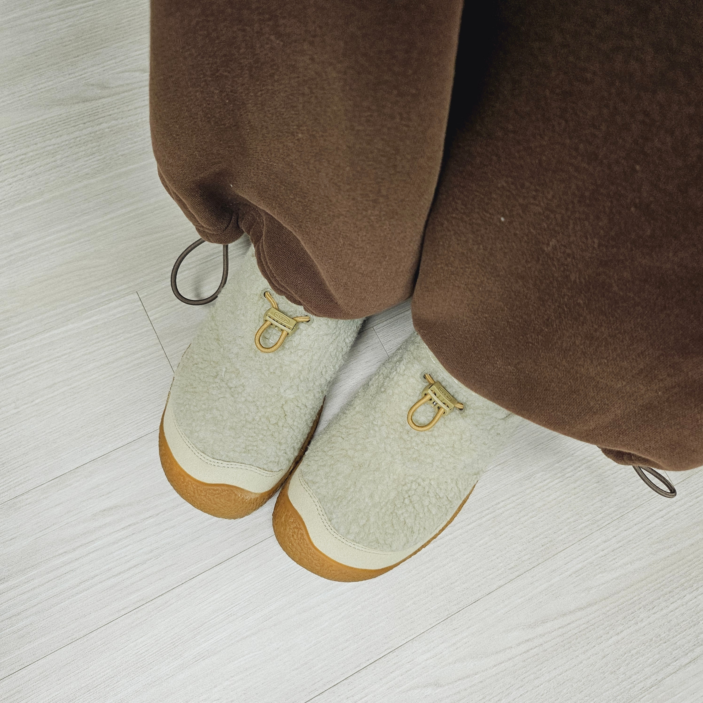 Keen Howser III Women Slide Light Beige 착용 스타일