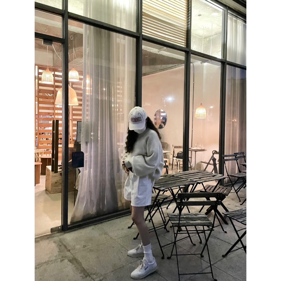 (W) Autry Medalist Low Leather Sneakers White 착용 스타일 - 1