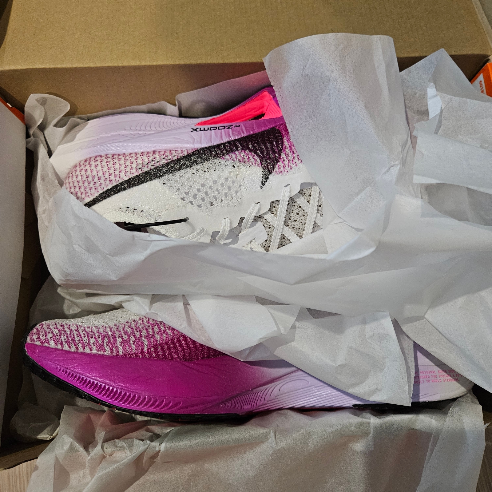 Nike ZoomX Vaporfly Next% 3 White Vivid Purple 착용 스타일 - 1