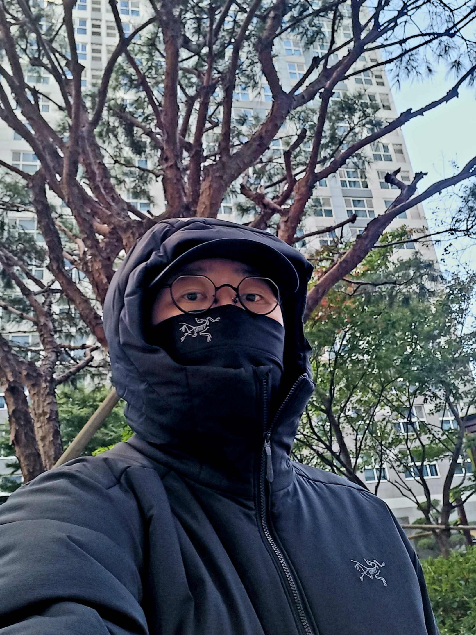 Arc'teryx Atom Heavyweight Hoody Black, Arc'teryx Rho Neck Gaiter Long Black 착용 스타일 - 1