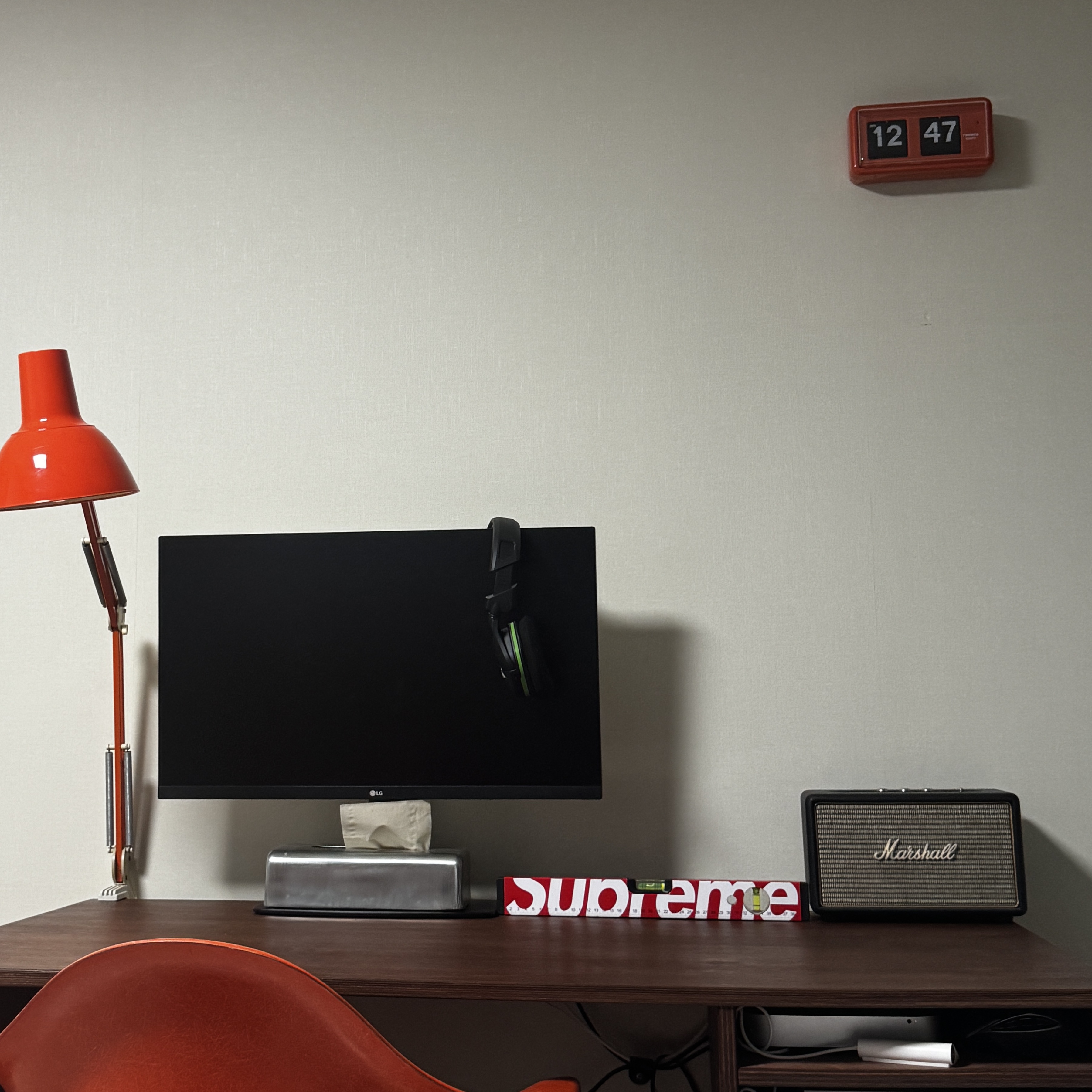 Supreme x Meterex Spirit Level Red - 24FW 착용 스타일