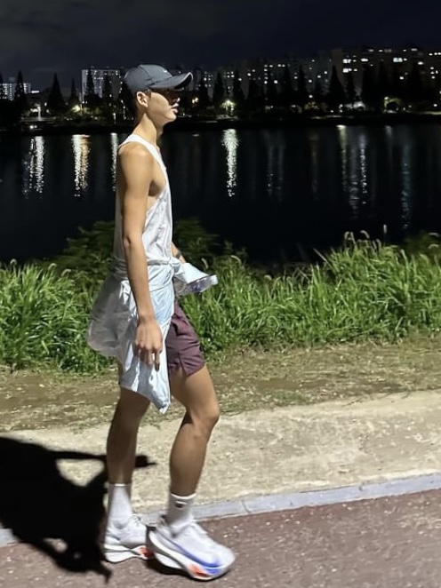 Nike Dri-Fit AeroBill Featherlight Perforated Running Cap White, Nike Air Zoom Alphafly Next% 3 Blueprint 착용 스타일 - 1