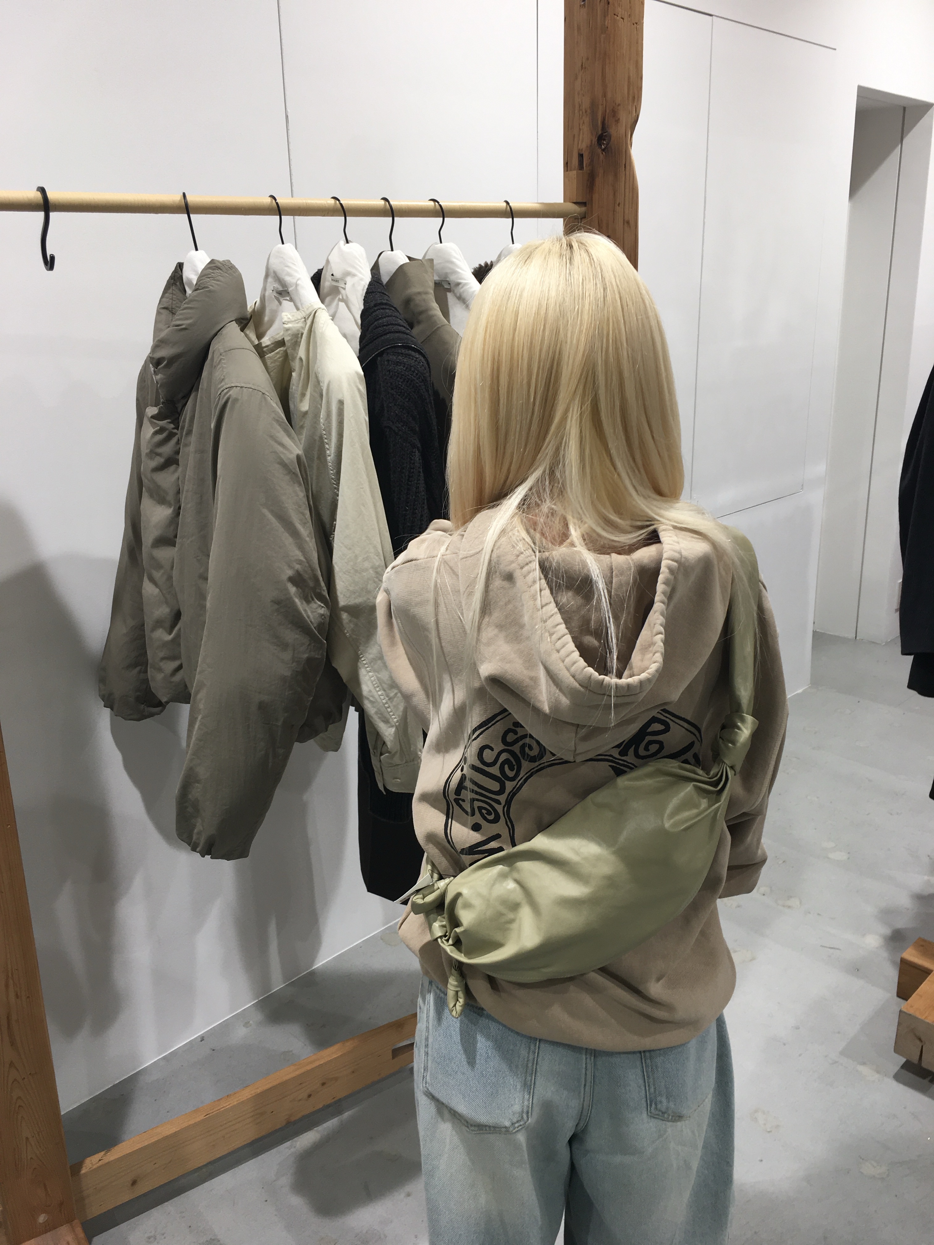 Stussy x Our Legacy Work Shop Pigment Dyed Buana Hoodie Taupe 착용 스타일 - 3