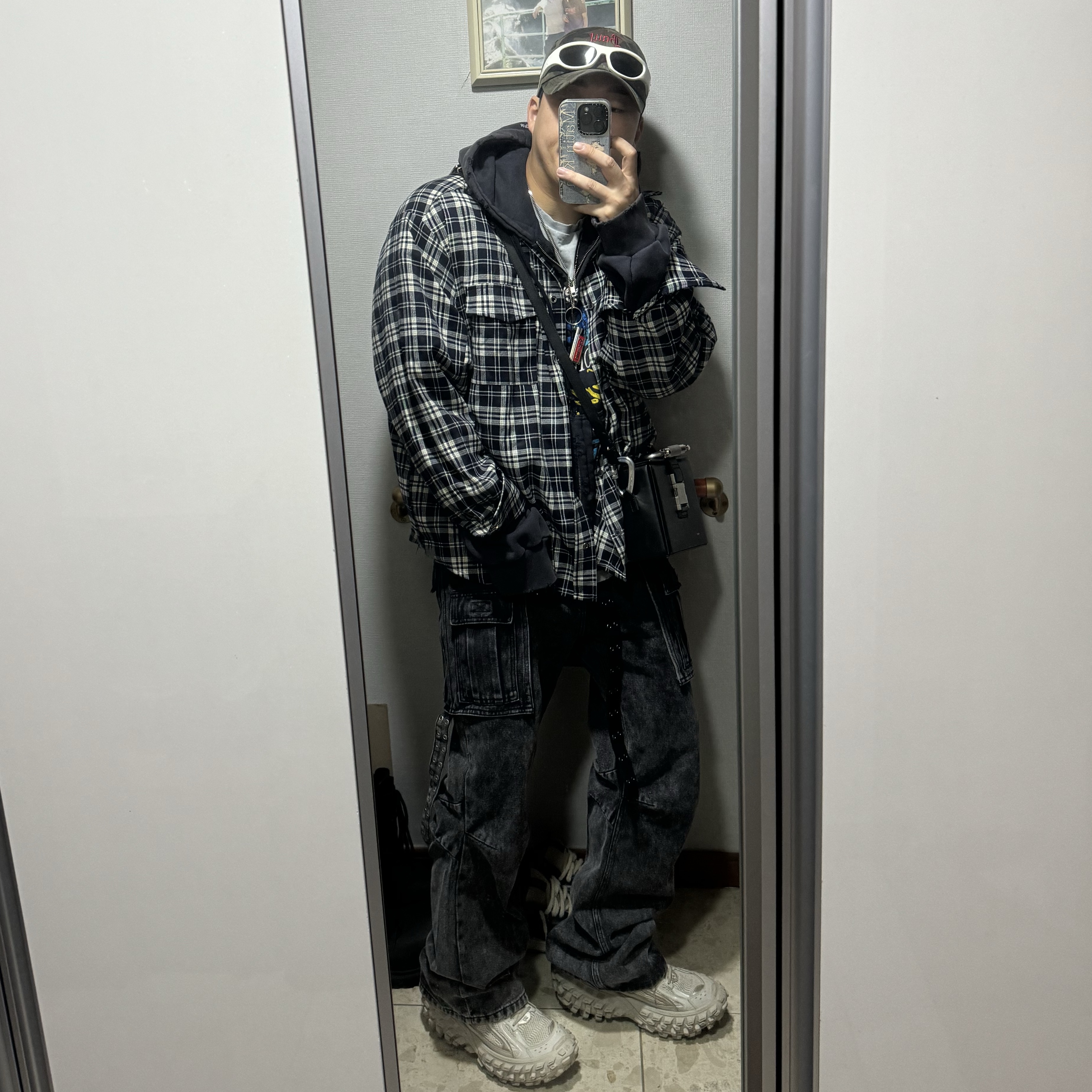 rbU Cargo Flared Denim Jeans Acid Black, Balenciaga Defender Sneakers Beige 착용 스타일