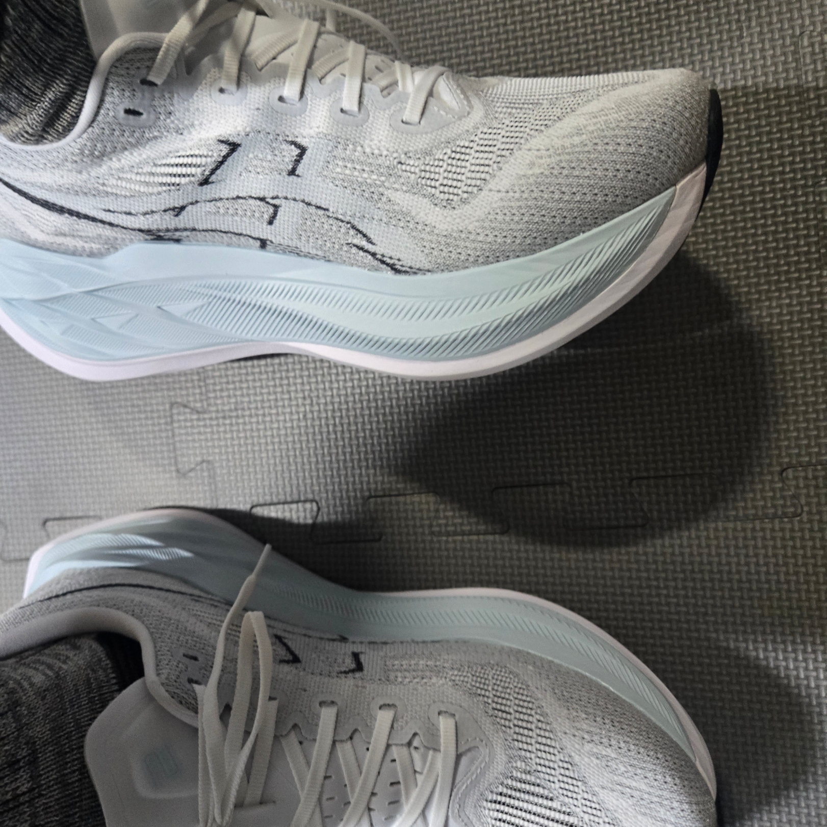 Asics Superblast 2 White Cool Grey 착용 스타일 - 1
