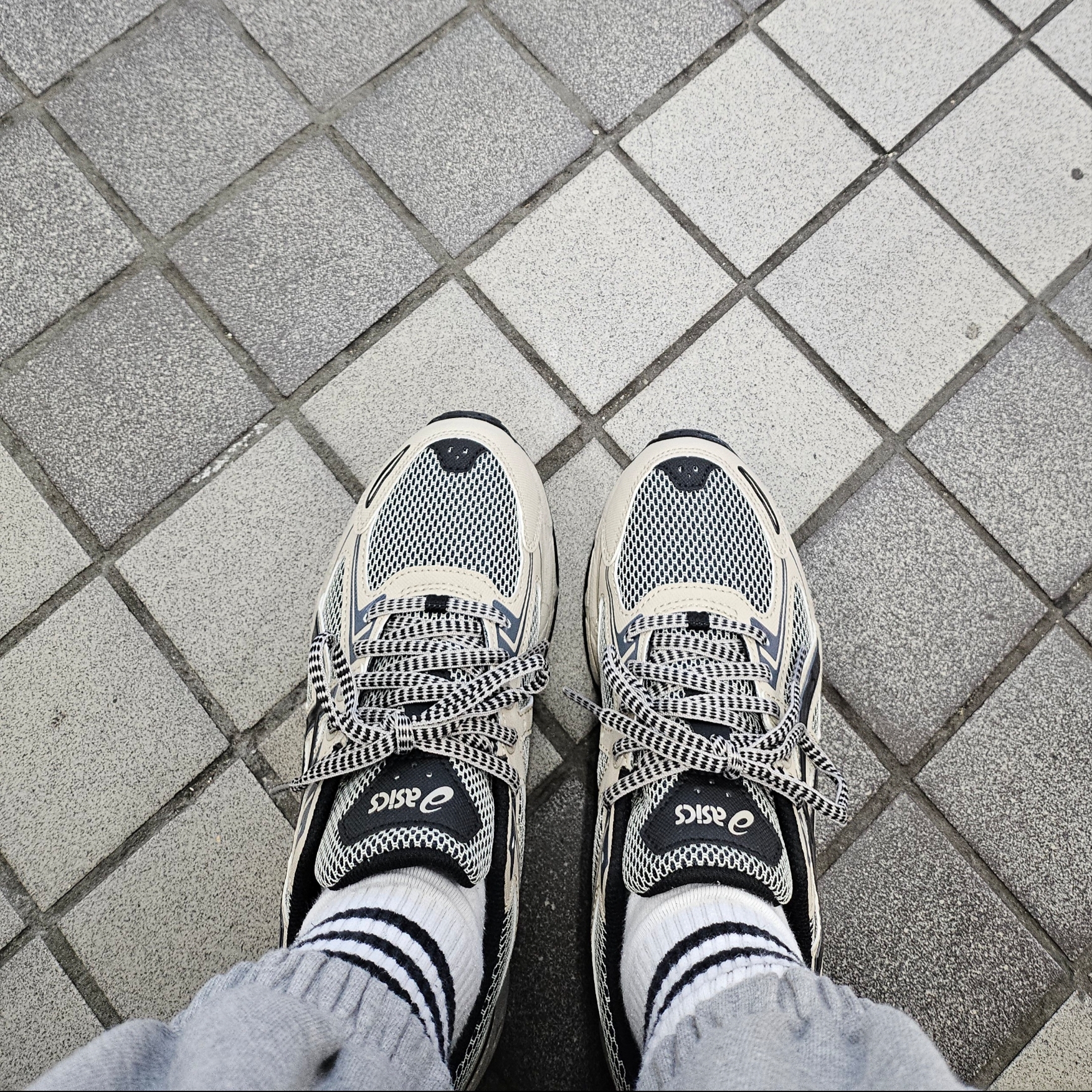 Asics Gel-Venture 6 Feather Grey Black 착용 스타일 - 2