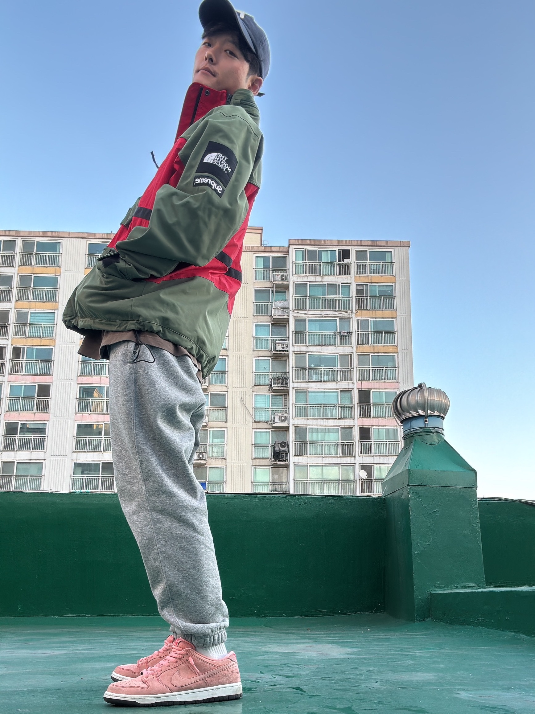 Palace Washed Twill P 6-Panel Navy - 22SS, Supreme x The North Face Steep Tech Hooded Jacket Olive - 16SS 착용 스타일 - 1
