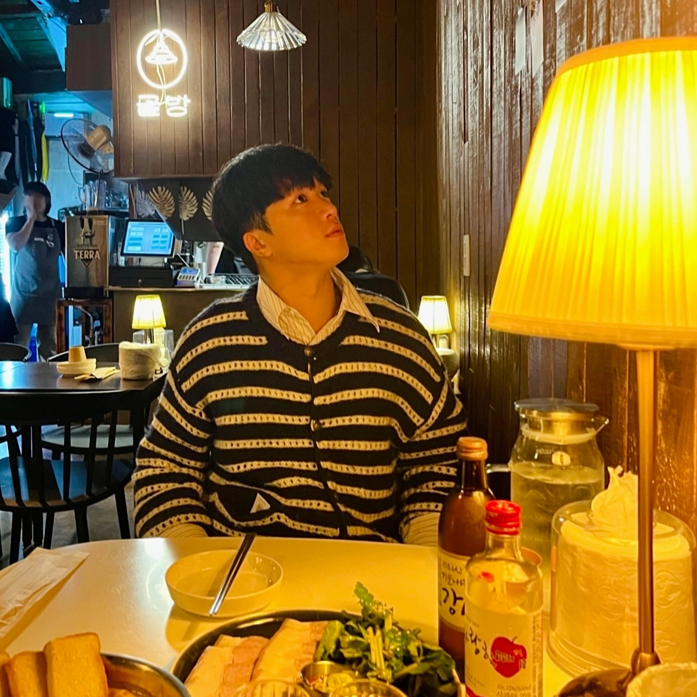 [KREAM 단독 리오더] STU Round Neck Stripe Cardigan Navy, Maison Mihara Yasuhiro Peterson OG Sole Canvas Low-top Sneakers Natural 착용 스타일 - 2
