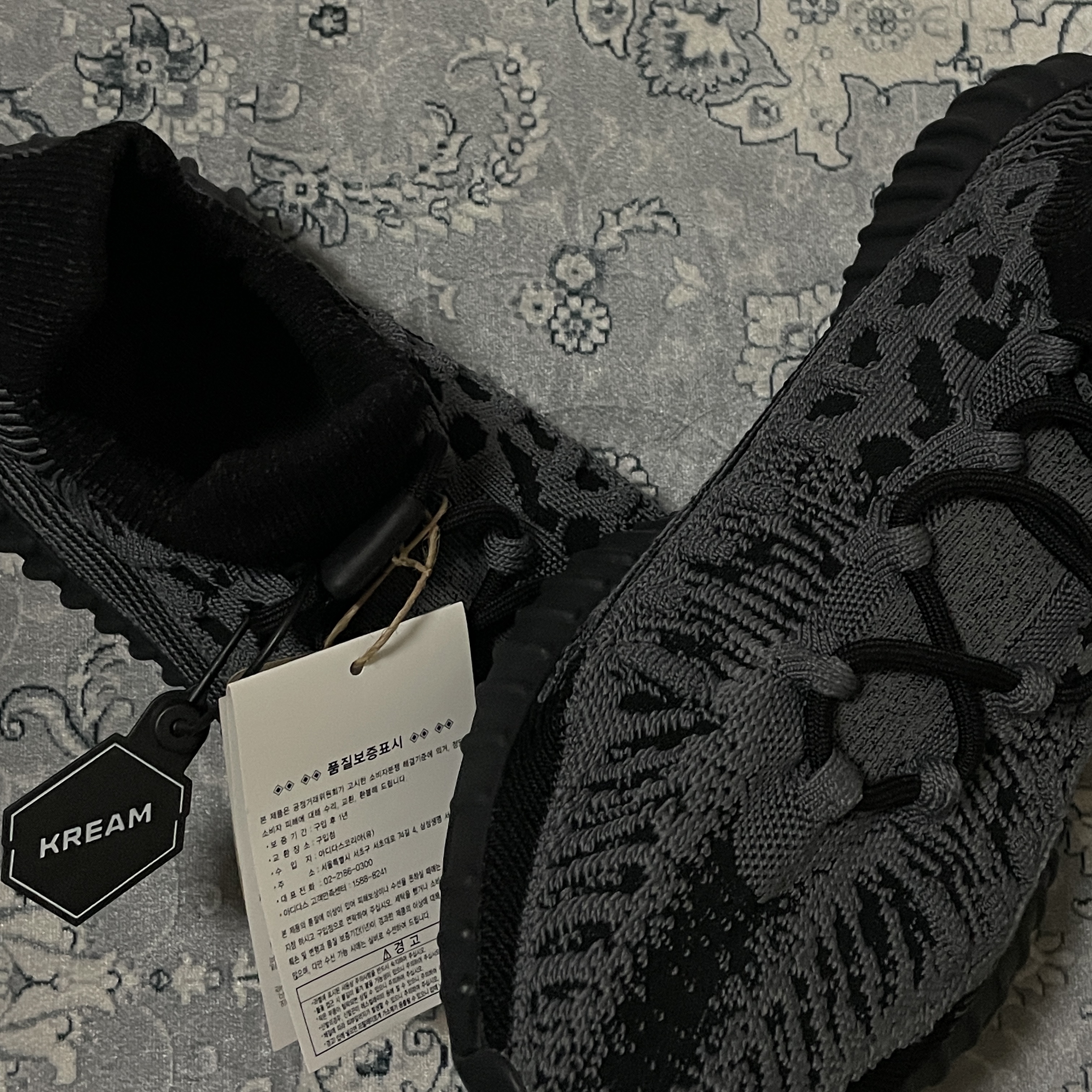 Adidas Yeezy 350 V2 CMPCT Slate Onyx 착용 스타일