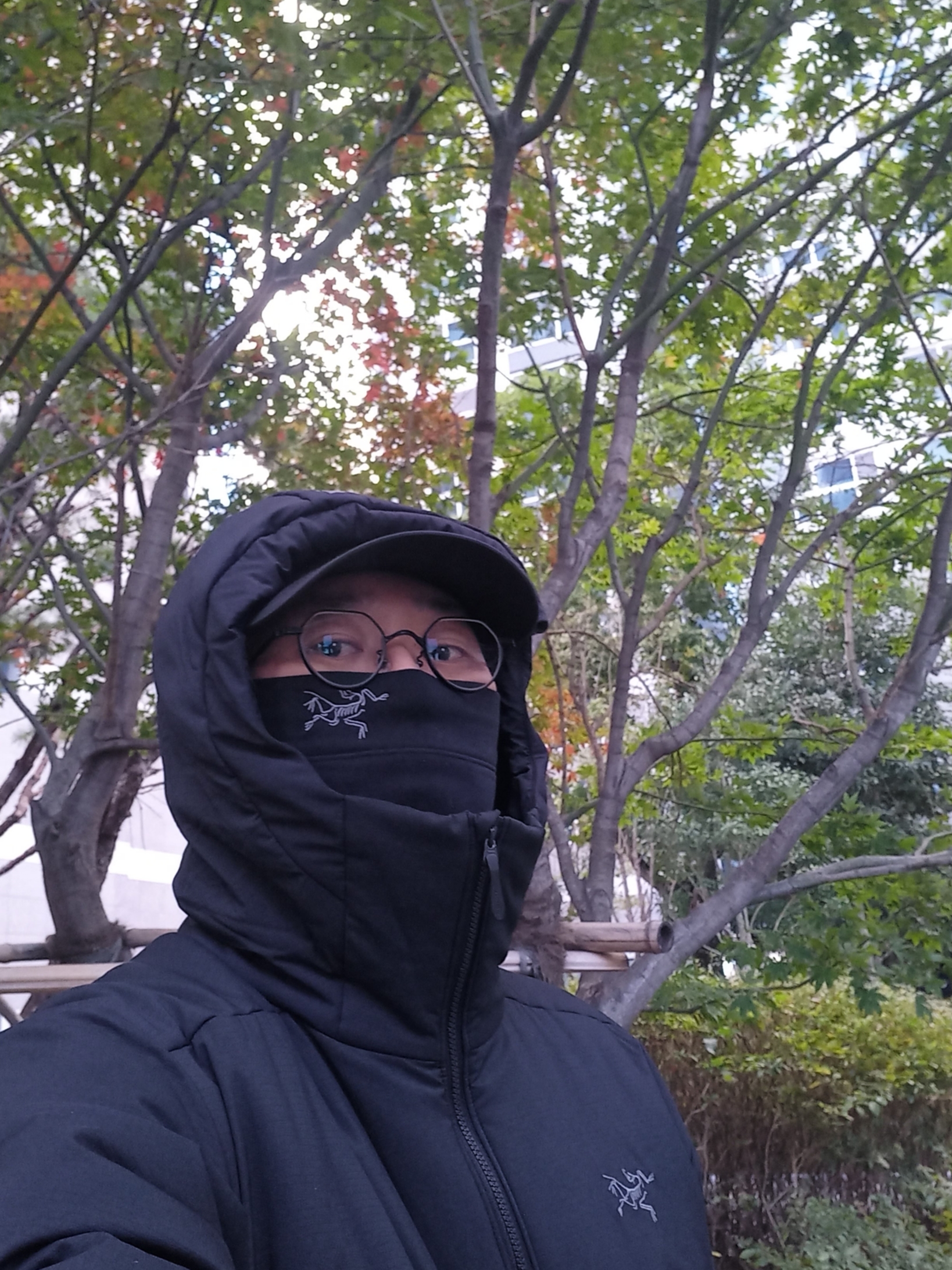 Arc'teryx Atom Heavyweight Hoody Black, Arc'teryx Rho Neck Gaiter Long Black 착용 스타일 - 2