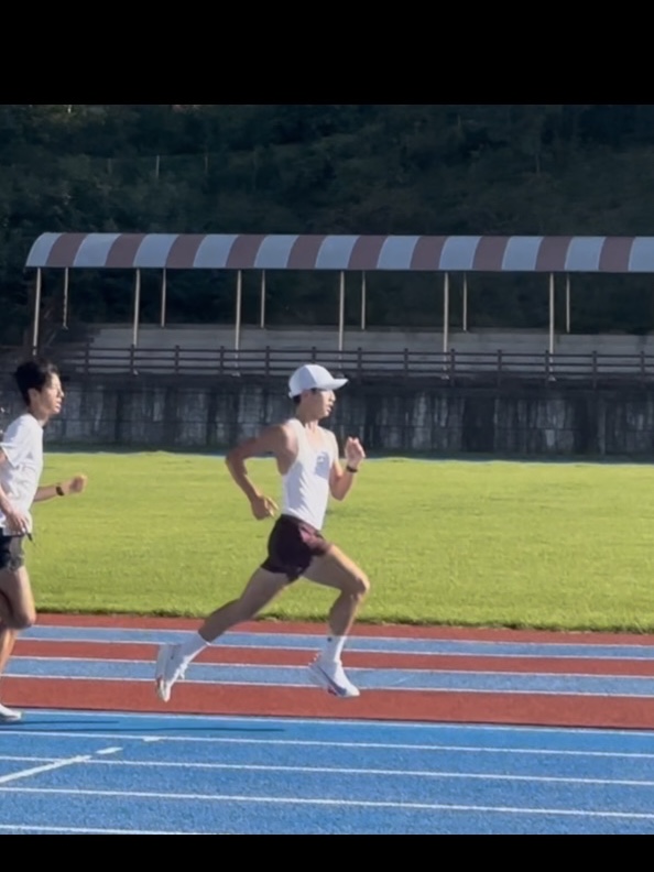 Nike Dri-Fit AeroBill Featherlight Perforated Running Cap White, Nike Air Zoom Alphafly Next% 3 Blueprint 착용 스타일 - 3