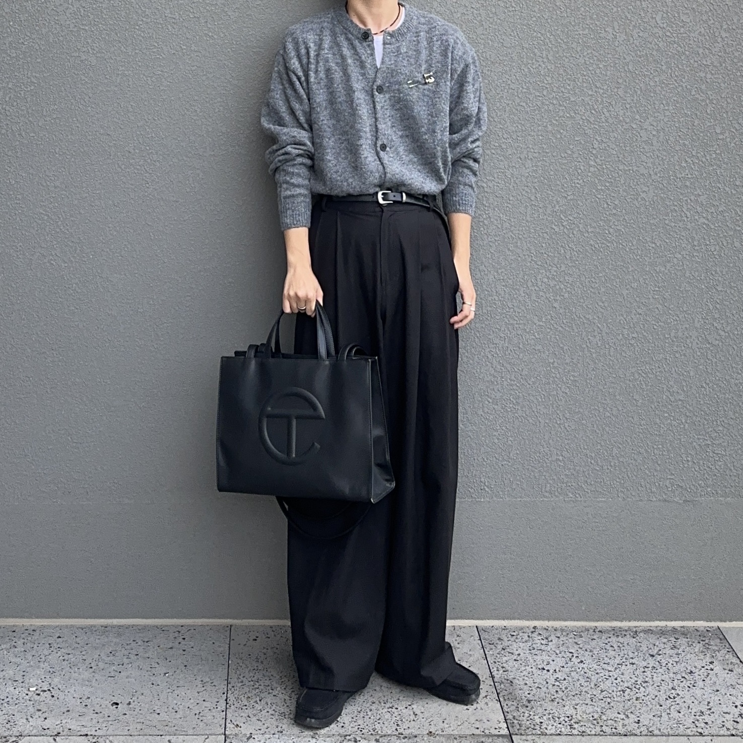 STU Round Neck Cardigan Light Grey, Telfar Medium Shopping Bag Black 착용 스타일