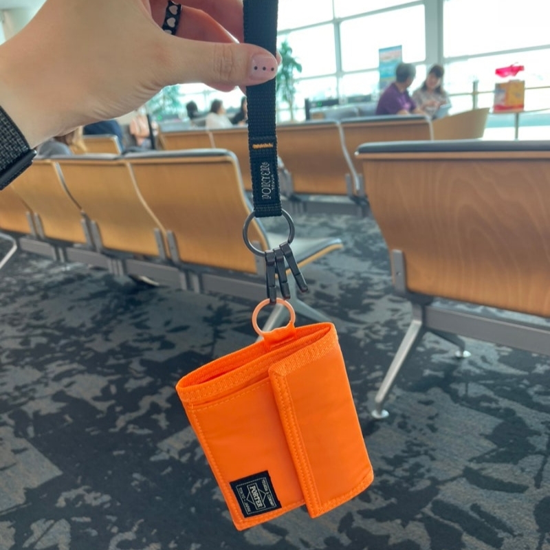 Porter Capsule Wallet Orange 착용 스타일 - 2