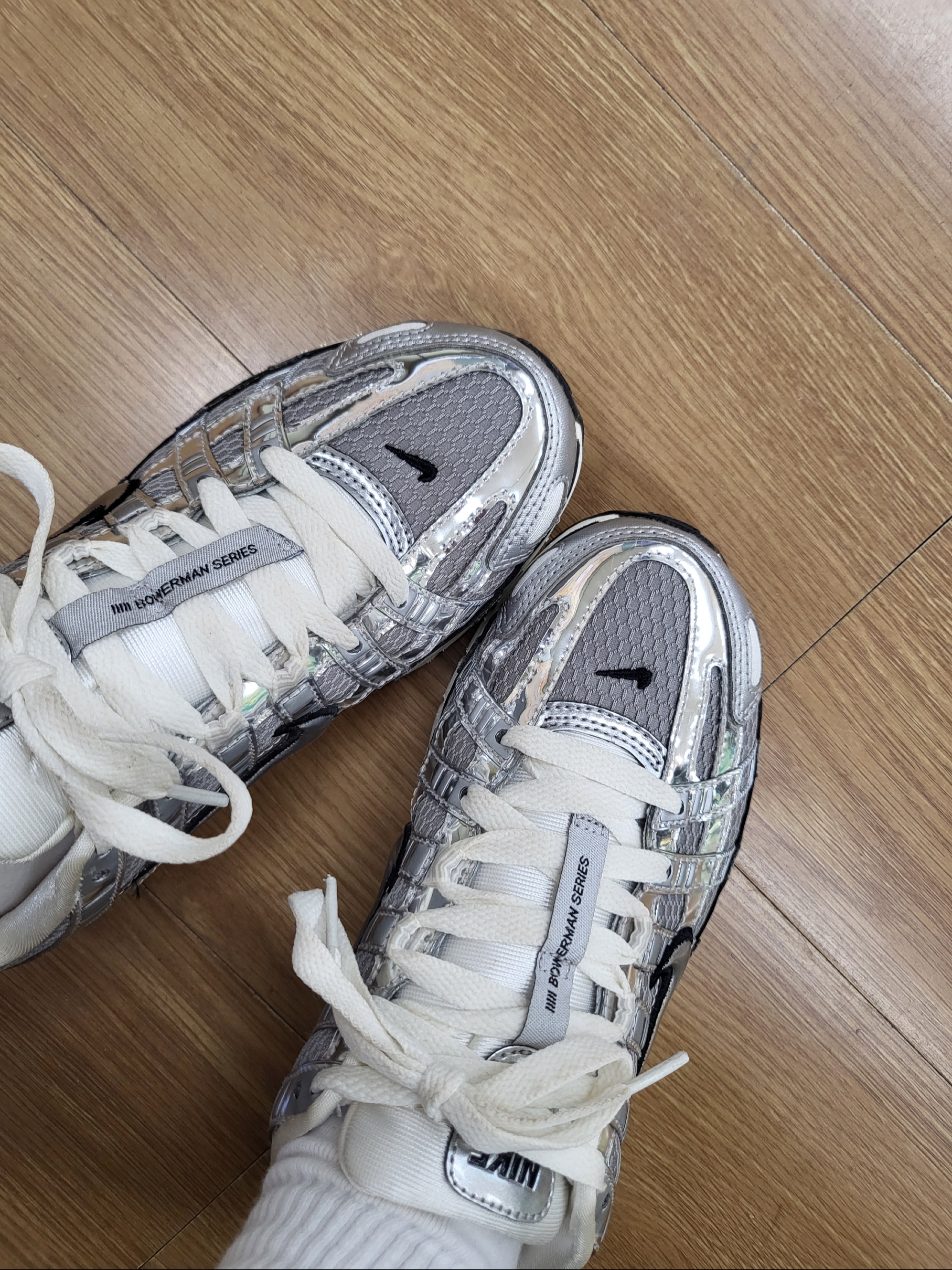 Nike P-6000 Metallic Silver 착용 스타일 - 1