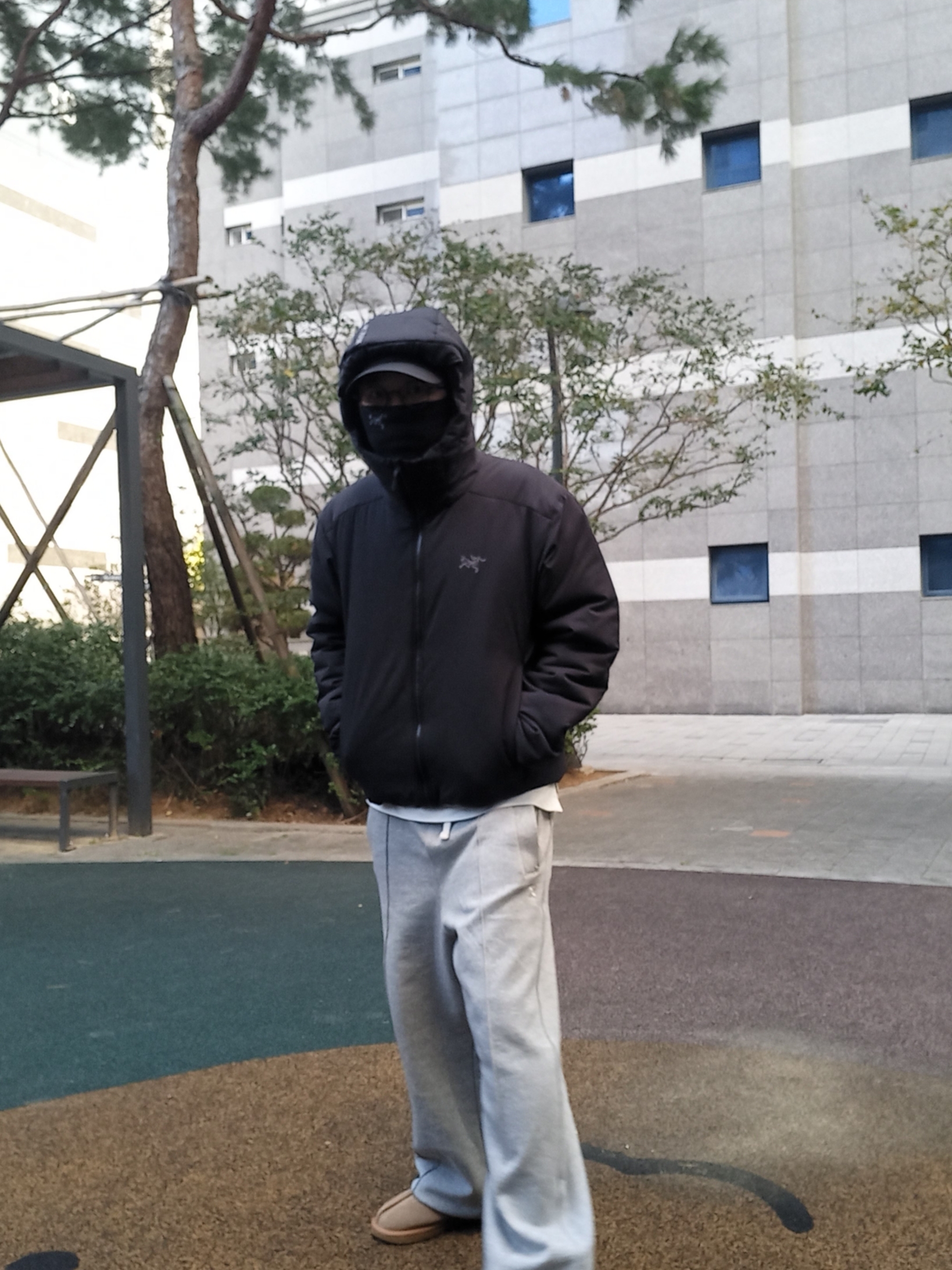 Arc'teryx Atom Heavyweight Hoody Black, UGG Tasman Slipper Chestnut 착용 스타일 - 9