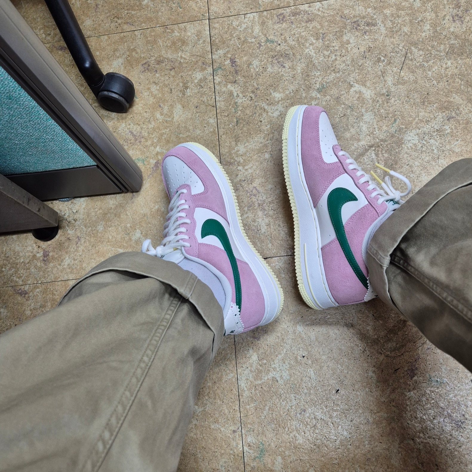 Nike Air Force 1 '07 Sail Medium Soft Pink 착용 스타일 - 3