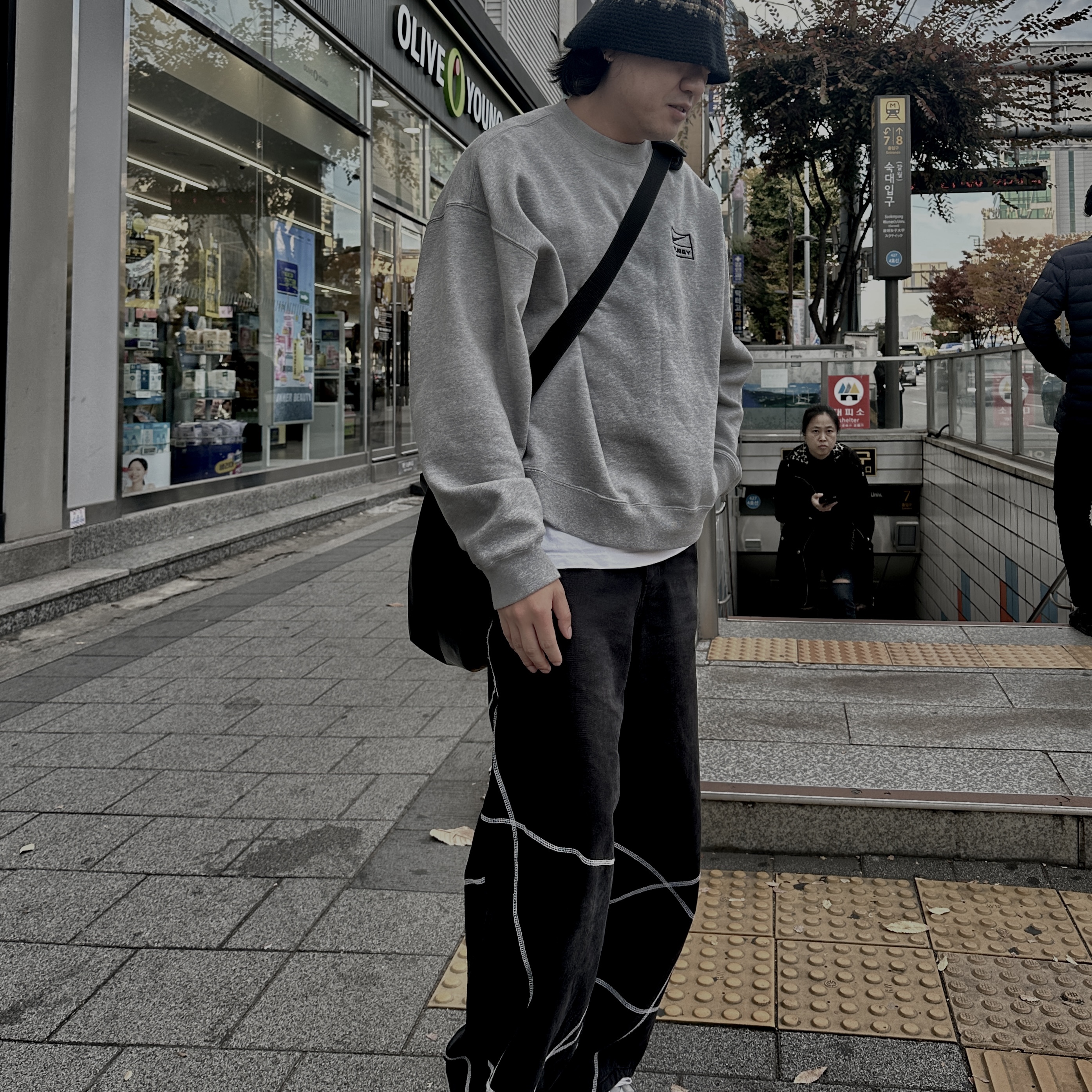 Nike x Stussy NRG Fleece Crewneck Dark Grey Heather (DO9337-063) 착용 스타일 - 2