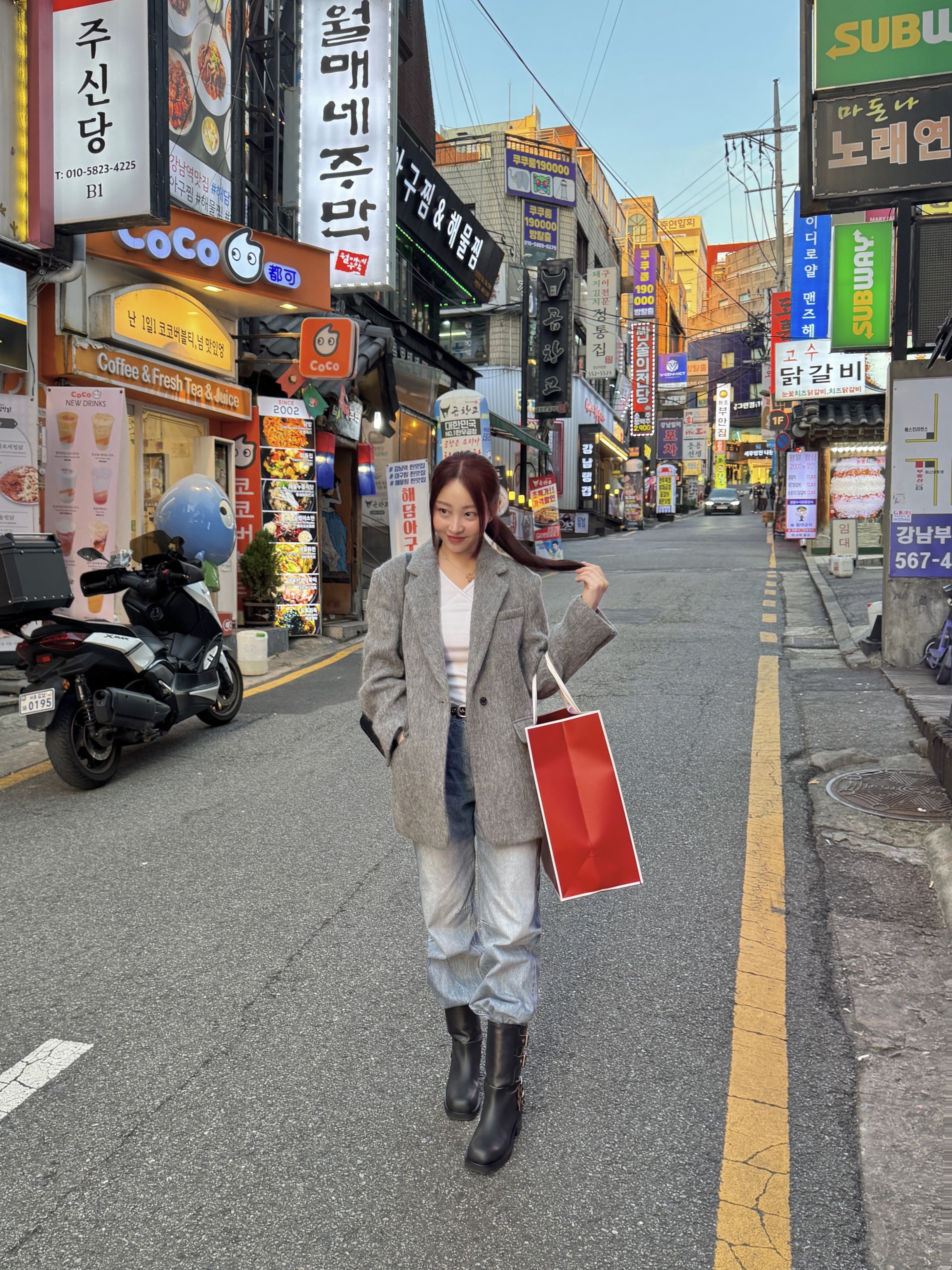 Monamhee Creami Keyring Cream - KREAM Exclusive, Chanel Small Backpack Calfskin & Gold Black 착용 스타일 - 2