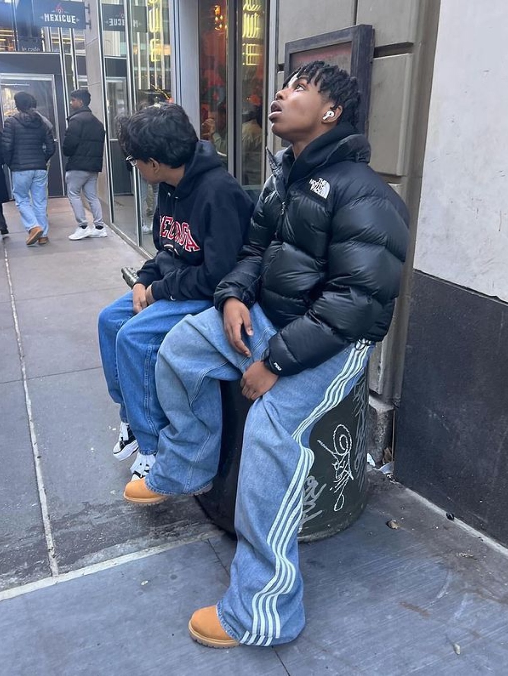 Supreme x Nike Reversible Puffy Jacket Black - 21SS, Moncler Maya Short Down Jacket Black - 24FW 착용 스타일 - 3