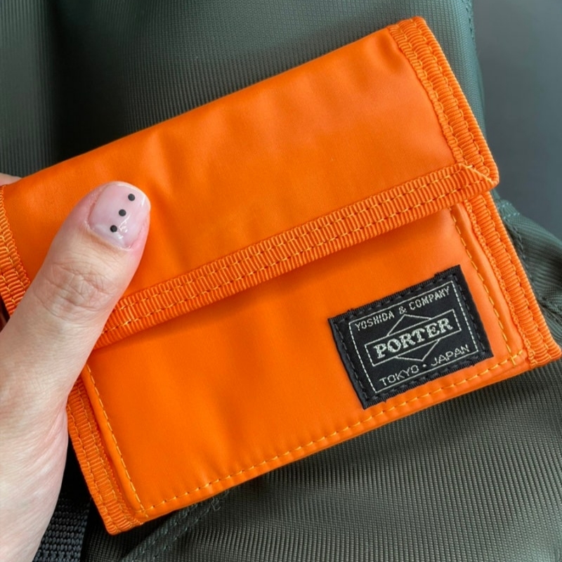 Porter Capsule Wallet Orange 착용 스타일 - 1