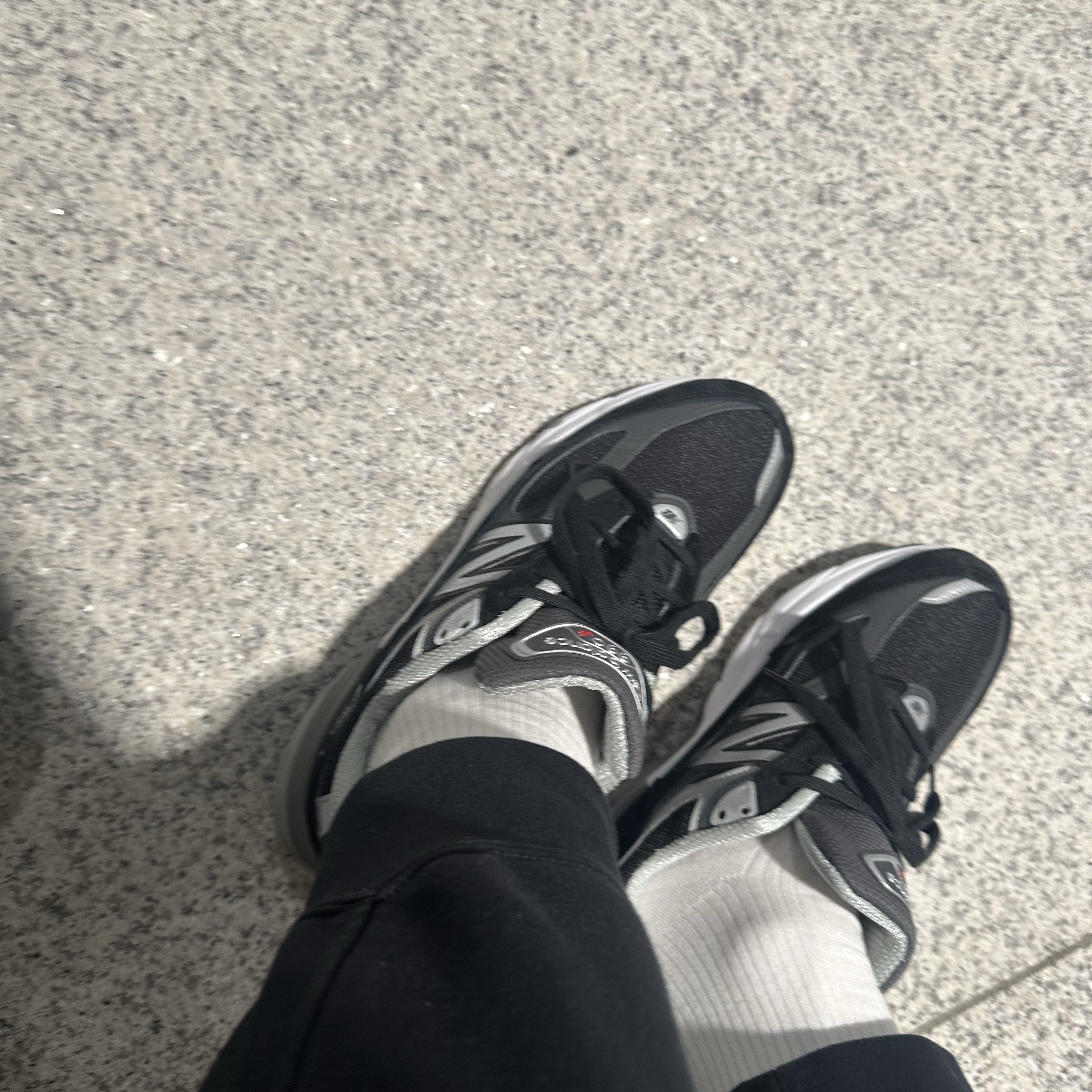New Balance 990v6 Made in USA Black White 착용 스타일 - 2