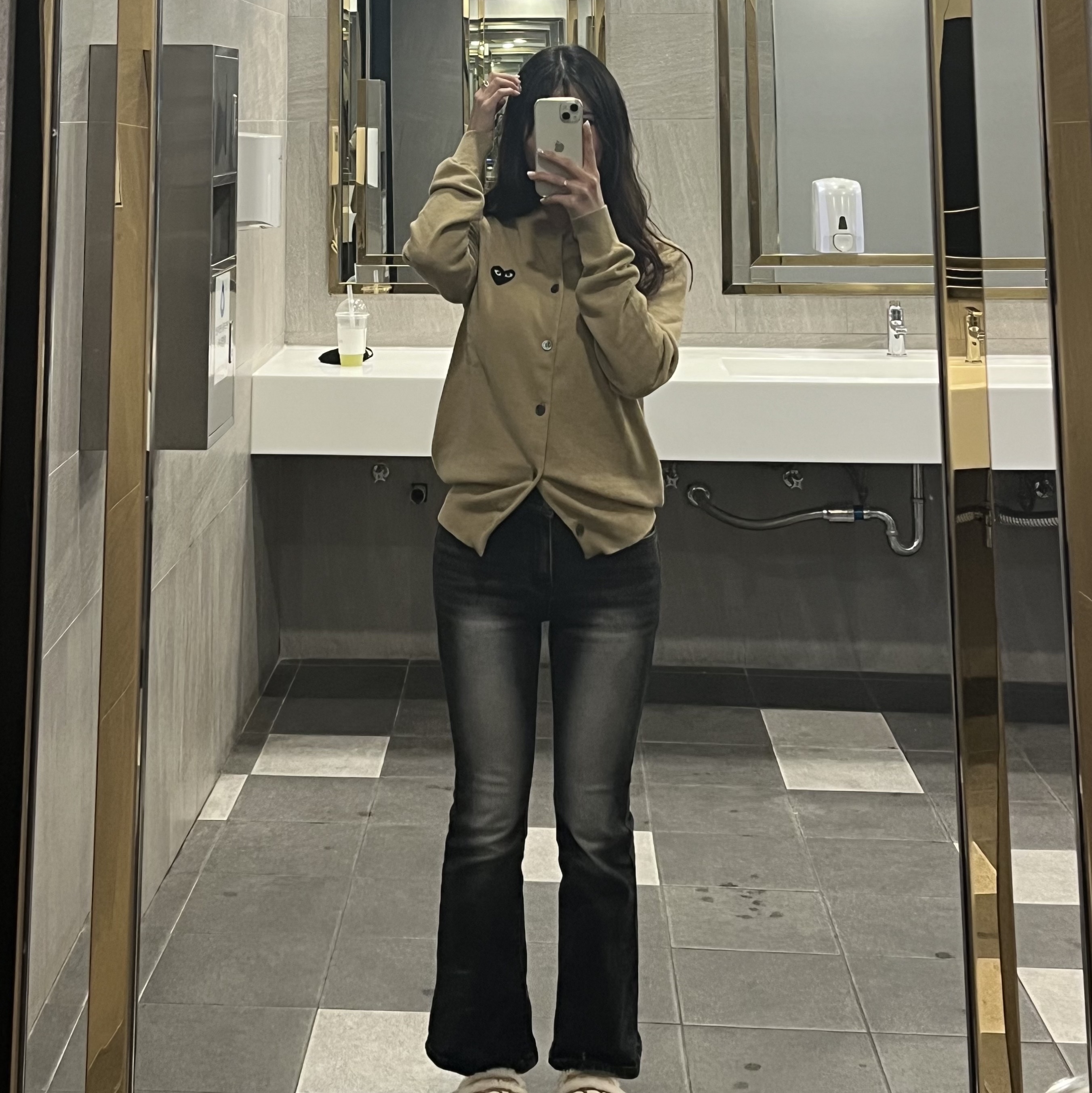 Play Comme des Garcons Black Heart Knit Cardigan Beige, Louis Vuitton Petit Sac Plat Monogram 착용 스타일 - 3