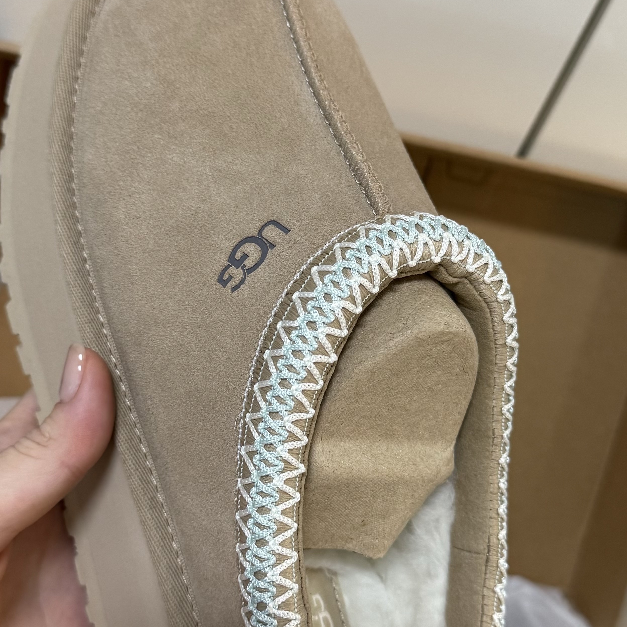 (W) UGG Tazz Slipper Sand 착용 스타일