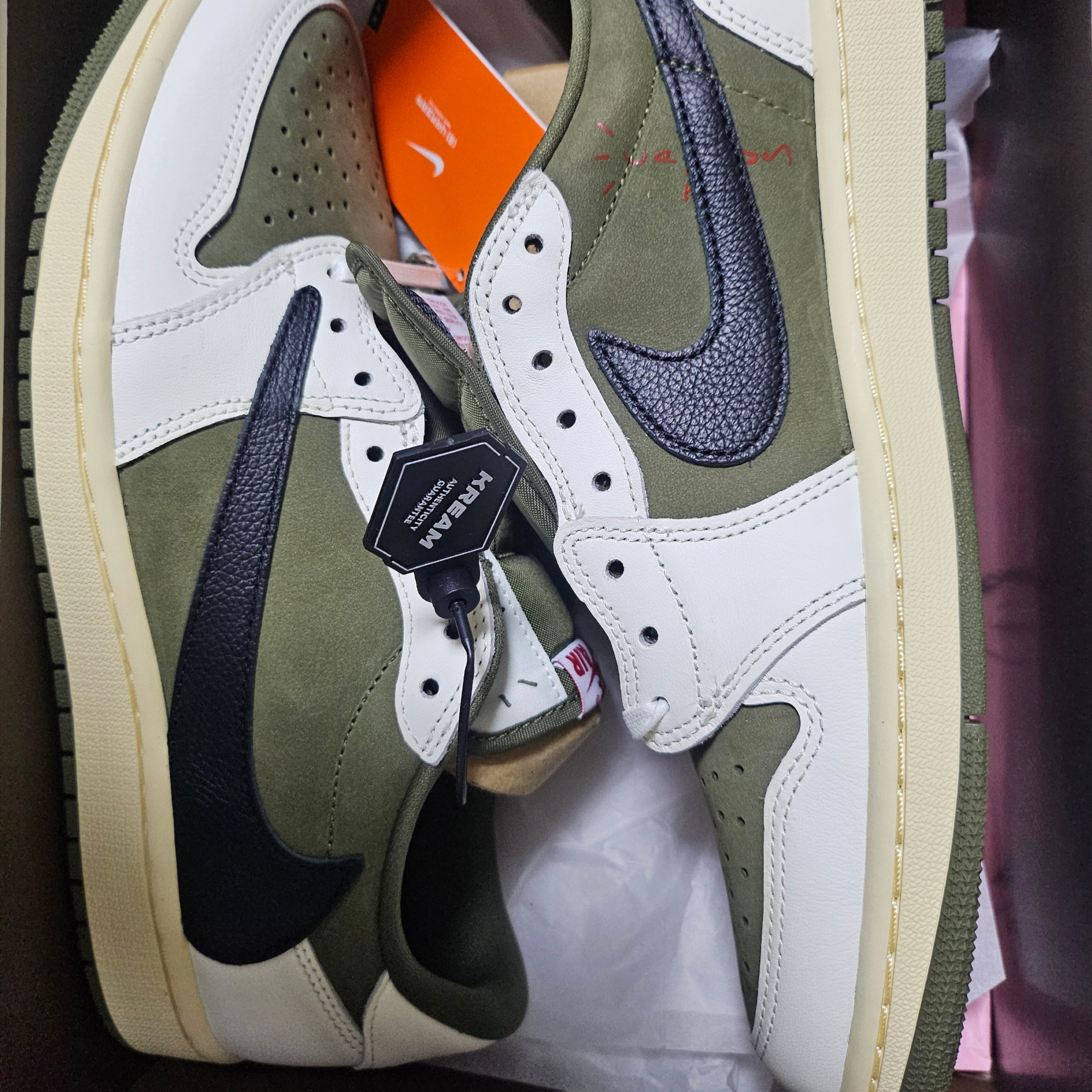 Jordan 1 x Travis Scott Retro Low OG SP Reverse Olive 착용 스타일