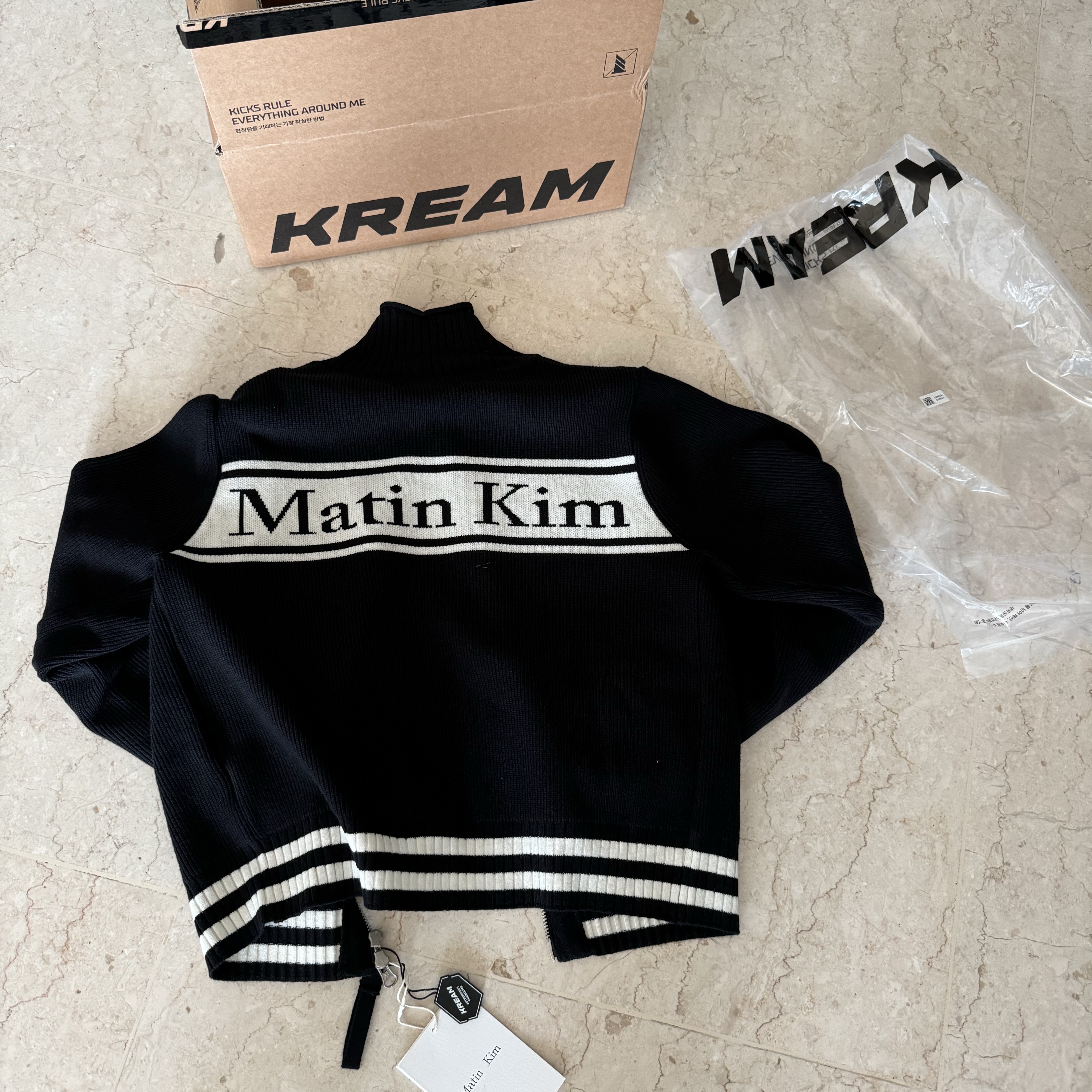Matin Kim Spell Point Stripe Knit Cardigan Black 착용 스타일 - 2