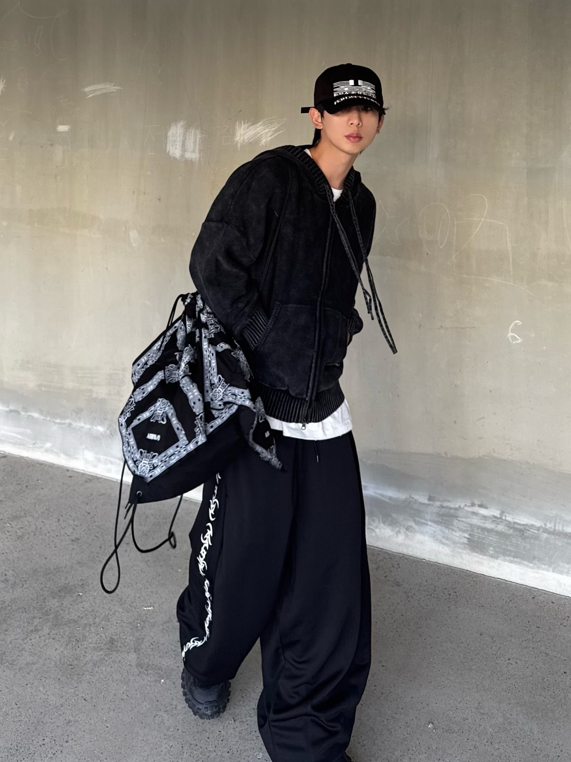 Balenciaga Defender Sneakers Black 착용 스타일 - 1