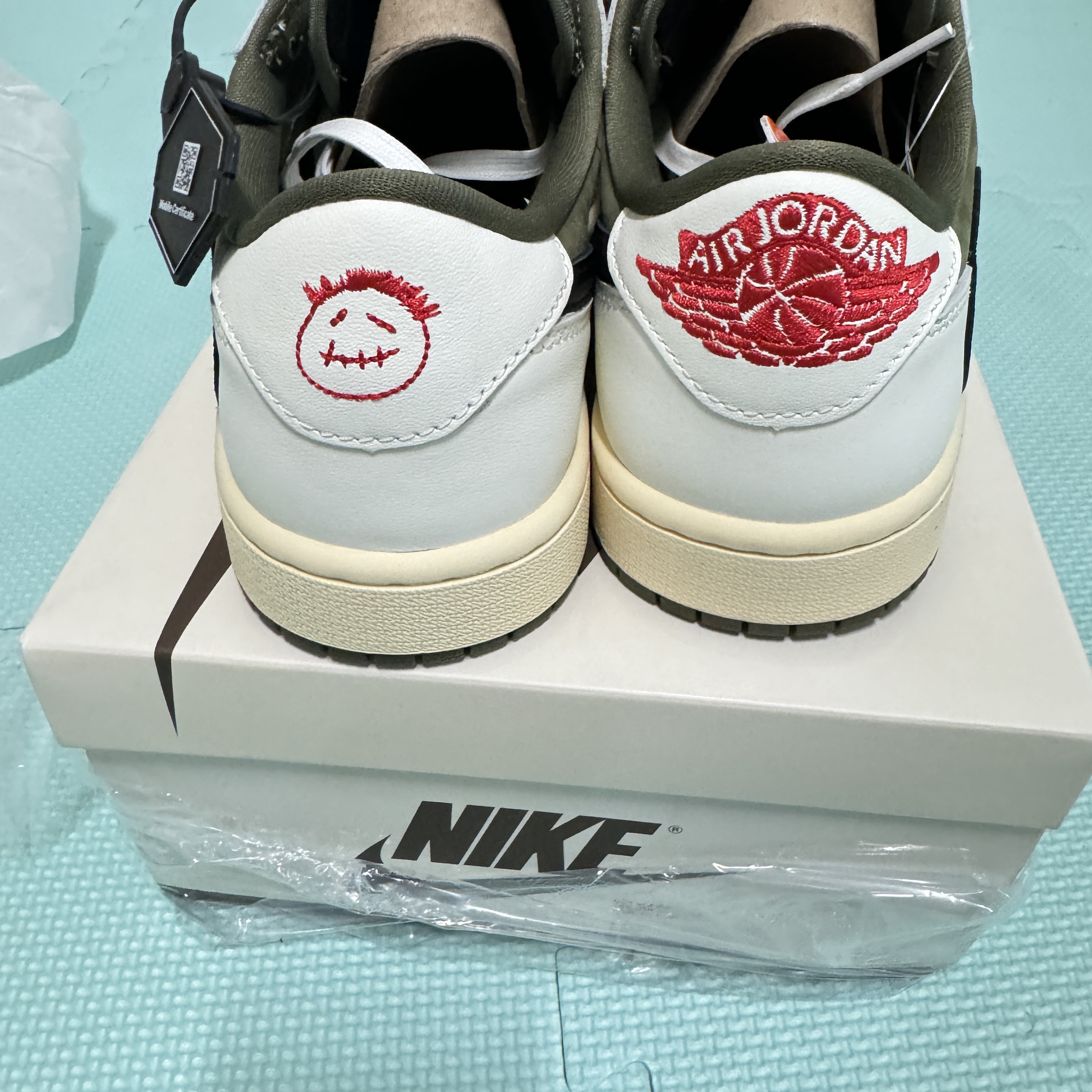 Jordan 1 x Travis Scott Retro Low OG SP Reverse Olive 착용 스타일 - 5