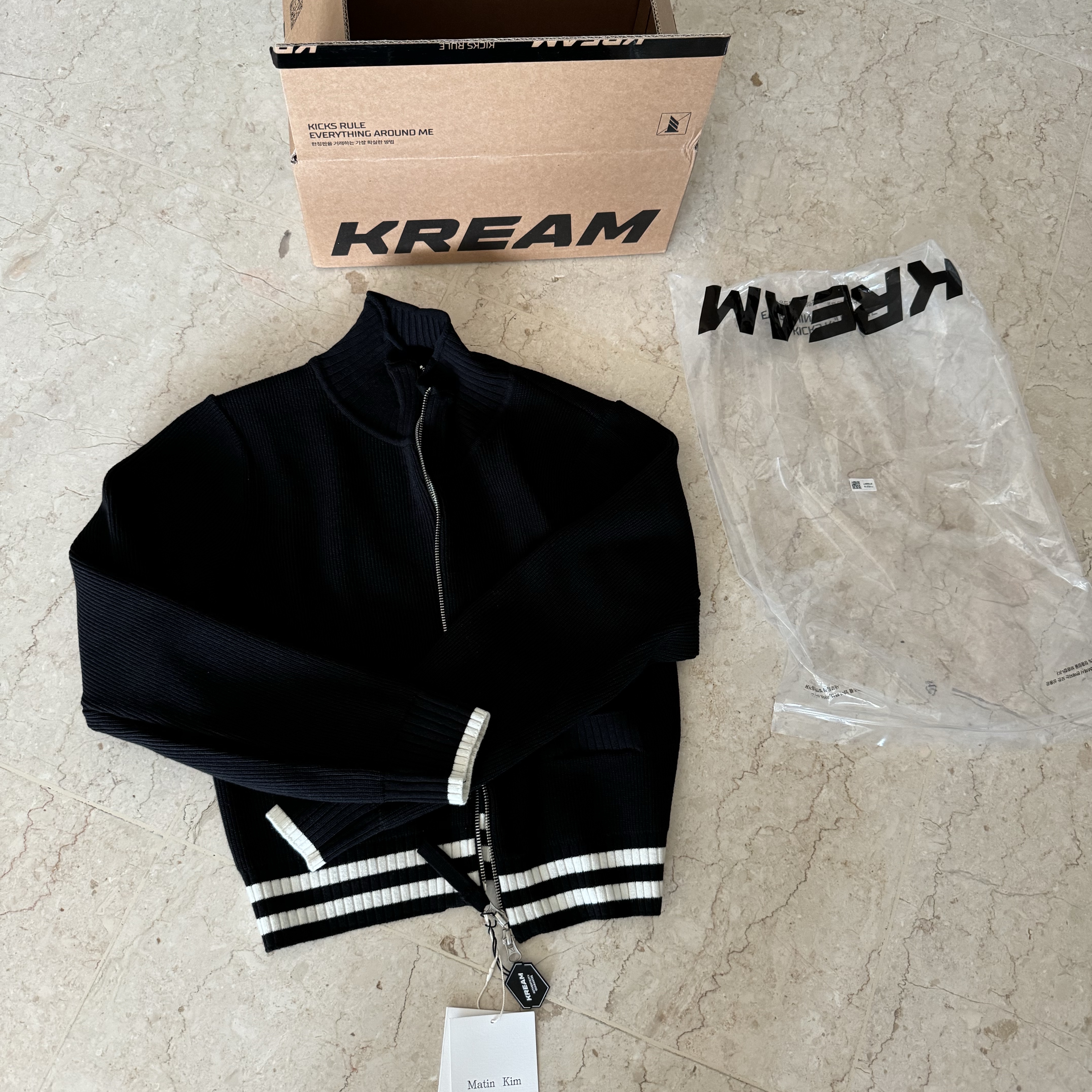 Matin Kim Spell Point Stripe Knit Cardigan Black 착용 스타일 - 1