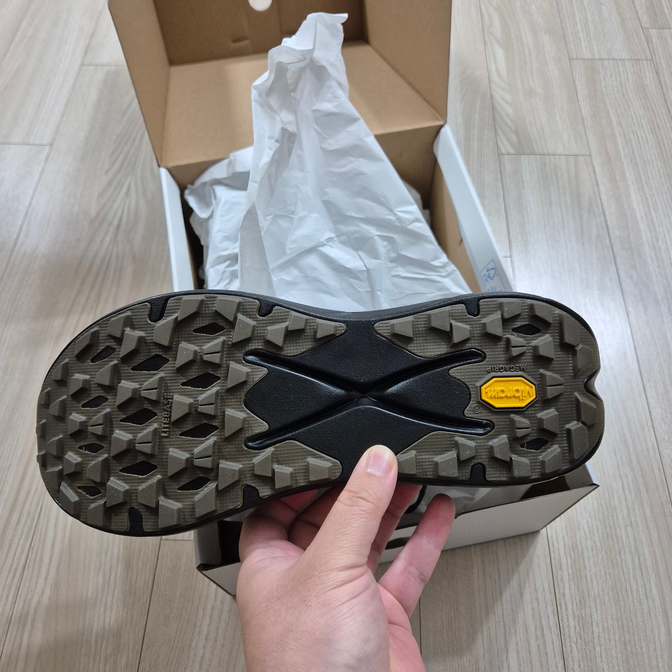 Hoka Tecton X 2 TS Deep Umber Black 착용 스타일 - 3