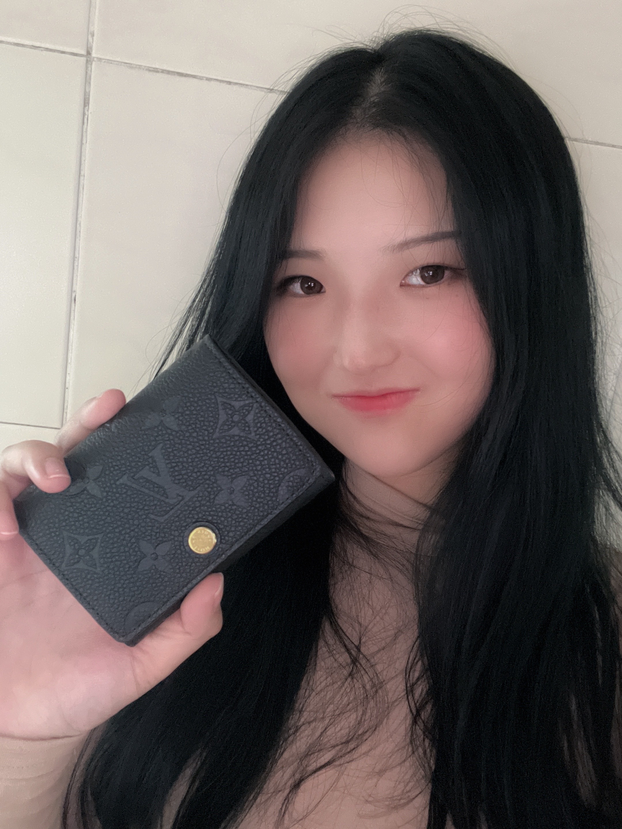 Louis Vuitton Business Card Holder Monogram Embossed Leather Black 착용 스타일
