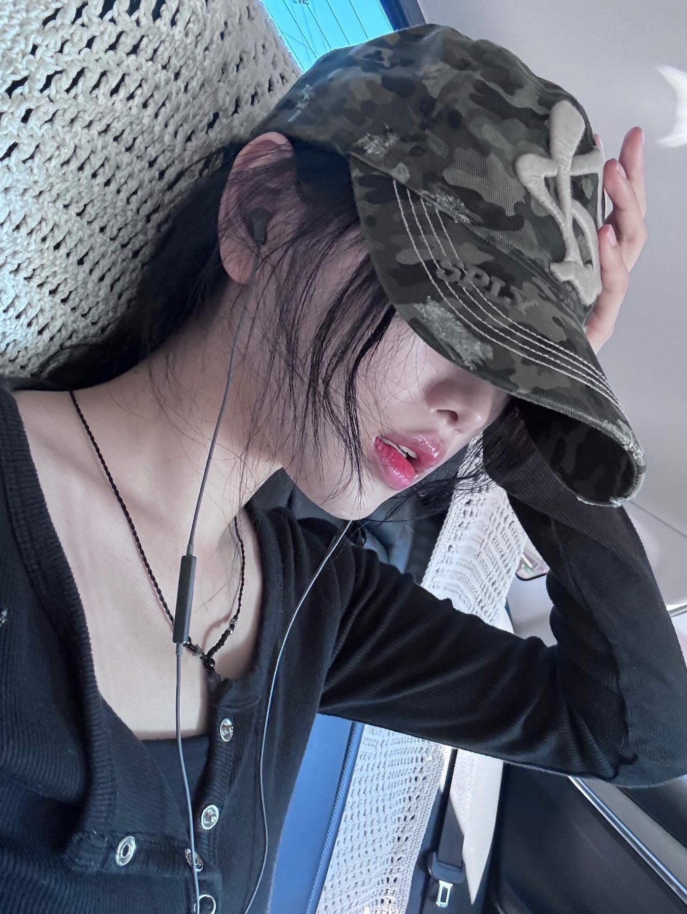 PACOSPLY Podge Logo Cap Beige, PACOSPLY Podge Logo Cap Black 착용 스타일