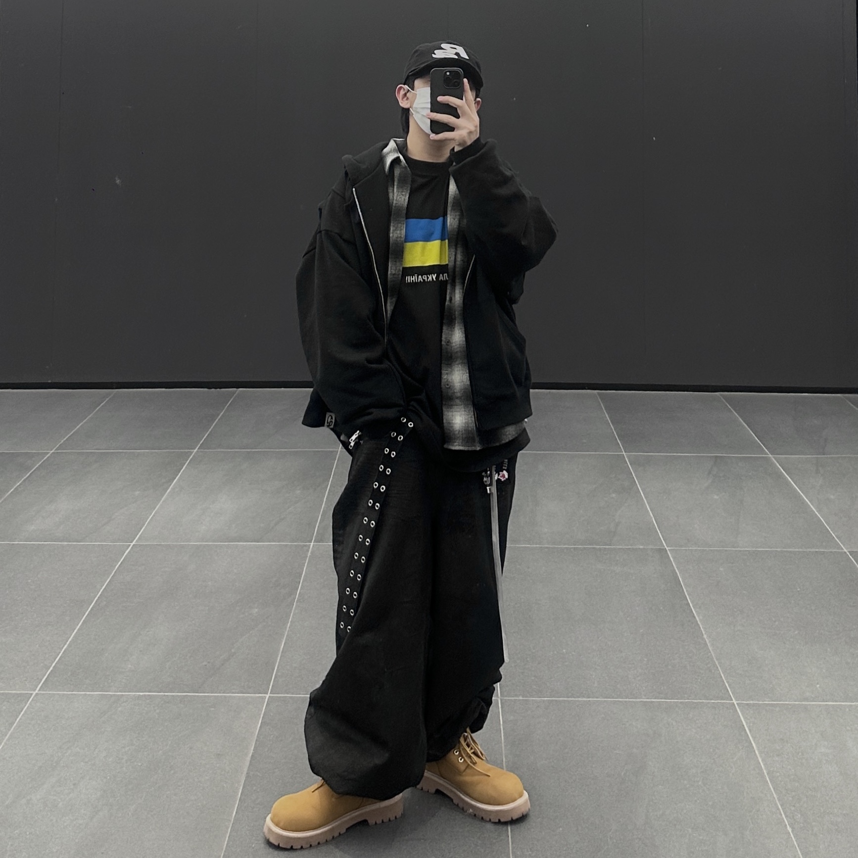 Balenciaga Support Ukraine LS T-Shirt Black 착용 스타일 - 2