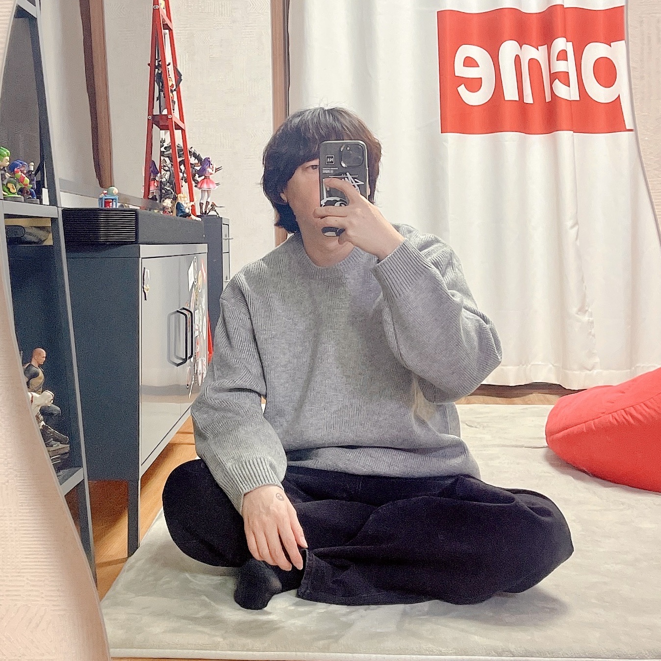 Supreme x Thrasher Sweater Heather Grey - 24FW, Supreme Baggy Jean Black - 24FW 착용 스타일 - 1